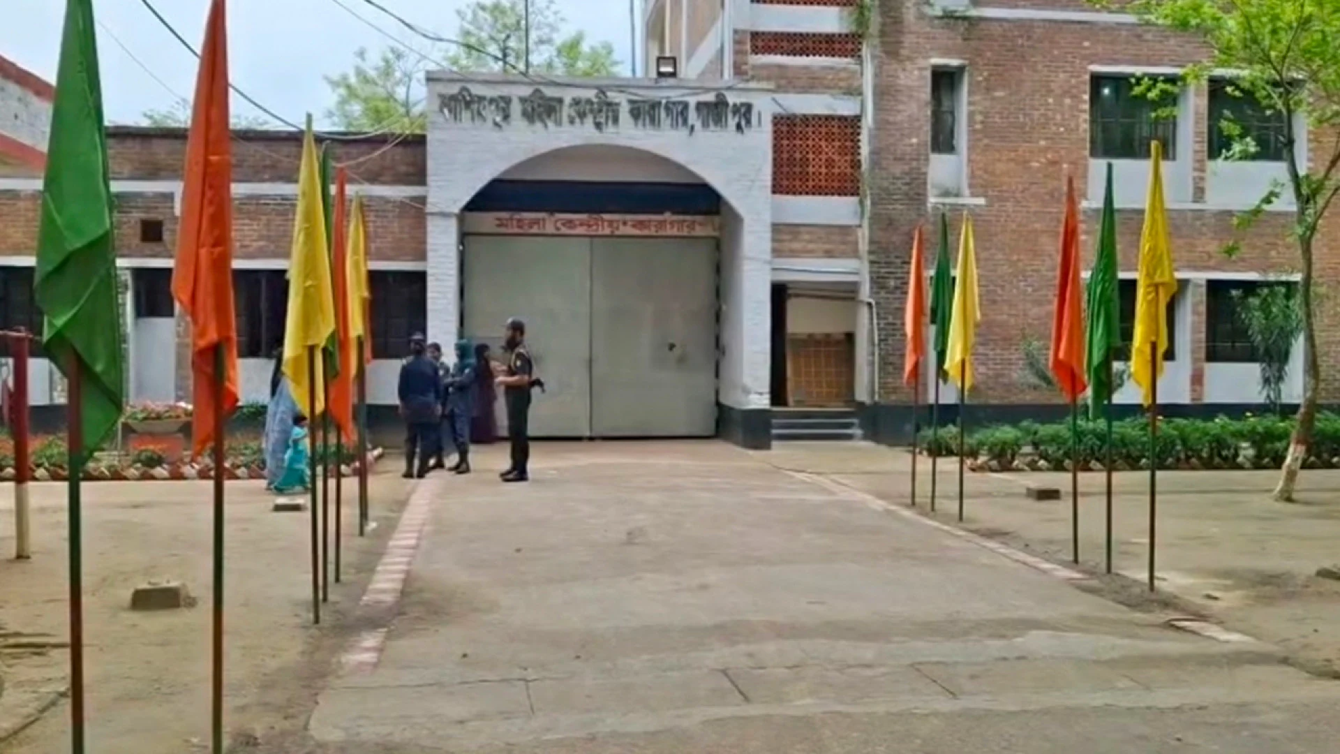 কাশিমপুর মহিলা কারাগার থেকে বন্দি পলায়ন, বরখাস্ত ৭