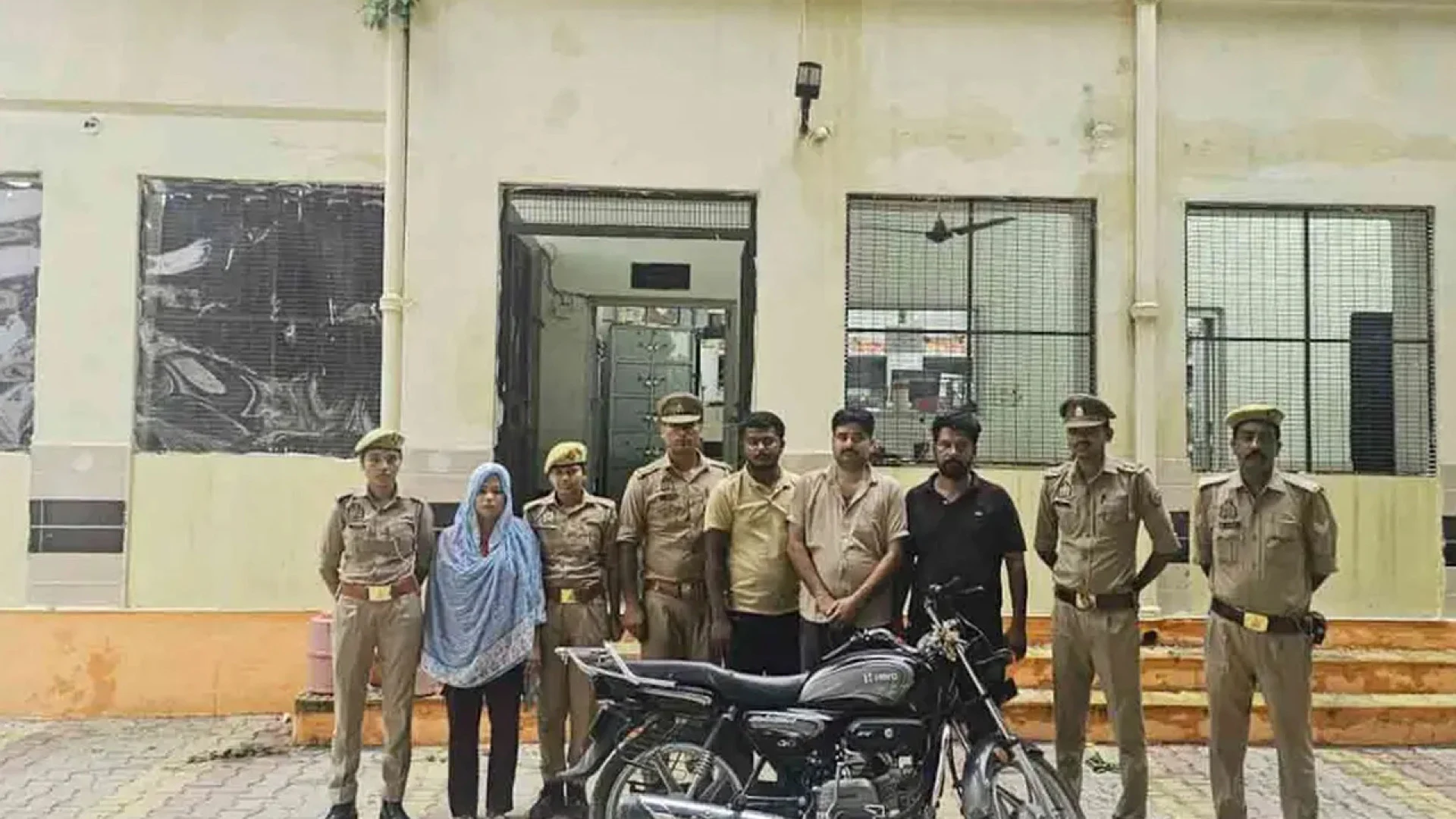  স্ত্রী দুধে ঘুমের ওষুধ মিশিয়ে শরীরে বিষধর সাপ ছেড়ে স্বামীকে হত্যা