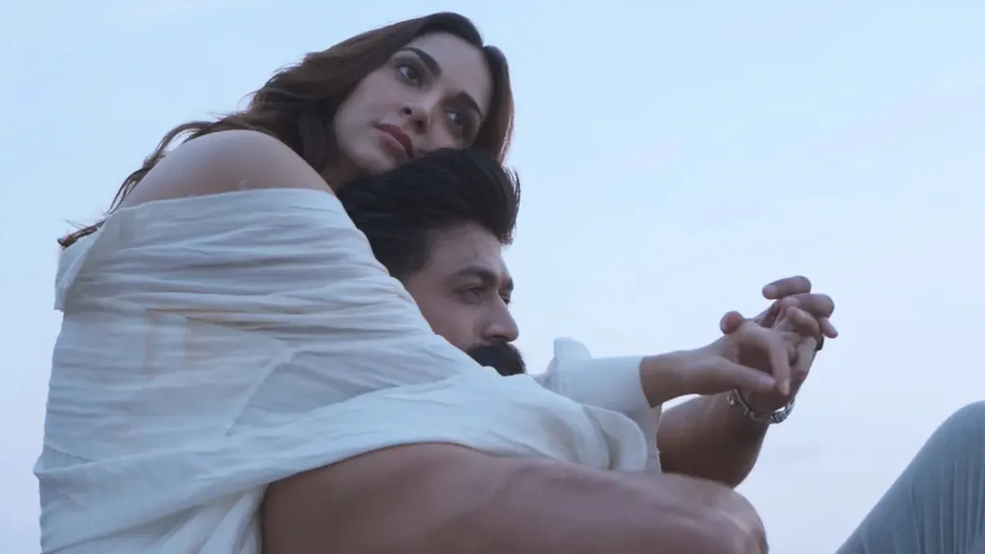 আইটেম গানেও ‘ঘনিষ্ঠ’, কিয়ারাকে নিয়ে যত সমালোচনা