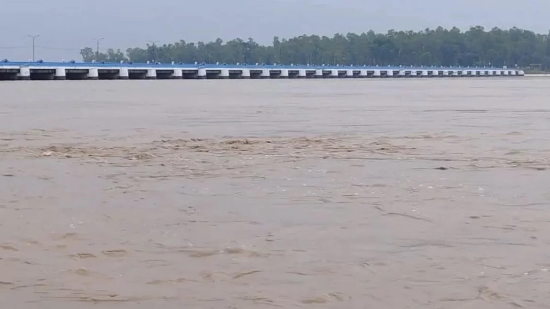 ভারতীয় ঢলে তিস্তার পানি বৃদ্ধি, খুলে দেওয়া হলো ৪৪ জলকপাট