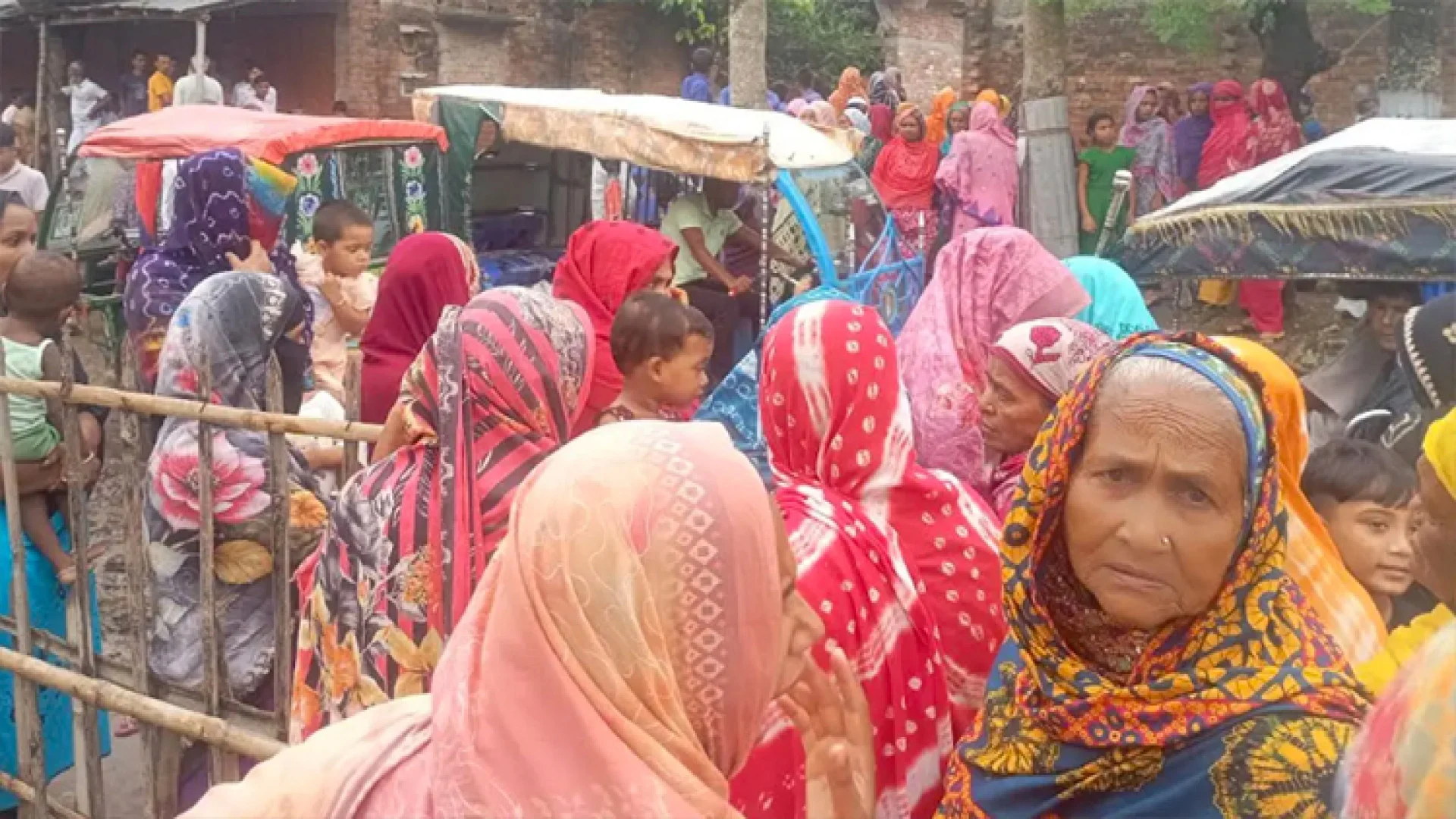 চাঁপাইনবাবগঞ্জে বিদ্যুৎস্পৃষ্ট হয়ে একই পরিবারের ৩ জনের মৃত্যু