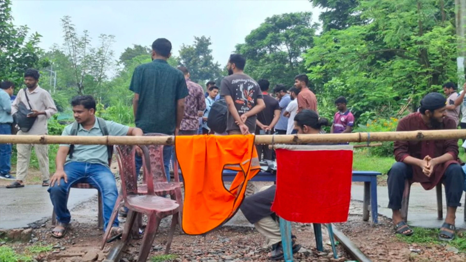 রাবি শিক্ষার্থীকে মারধরের অভিযোগে রেললাইন অবরোধ, রাজশাহীর সঙ্গে সারাদেশের রেল যোগাযোগ বন্ধ