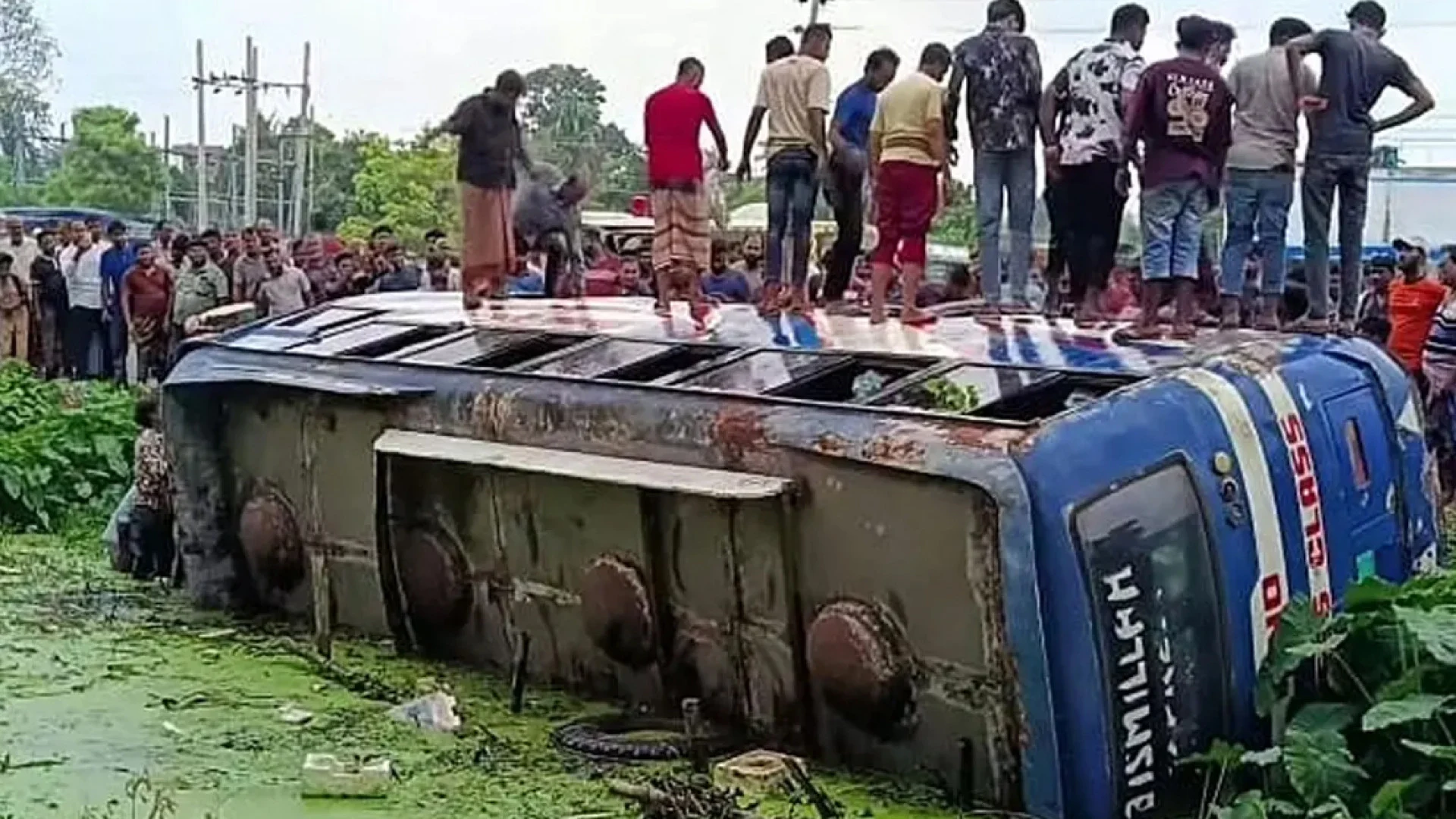 মেহেরপুরে যাত্রীবাহী বাস খাদে উল্টে পড়ে ১২ যাত্রী আহত