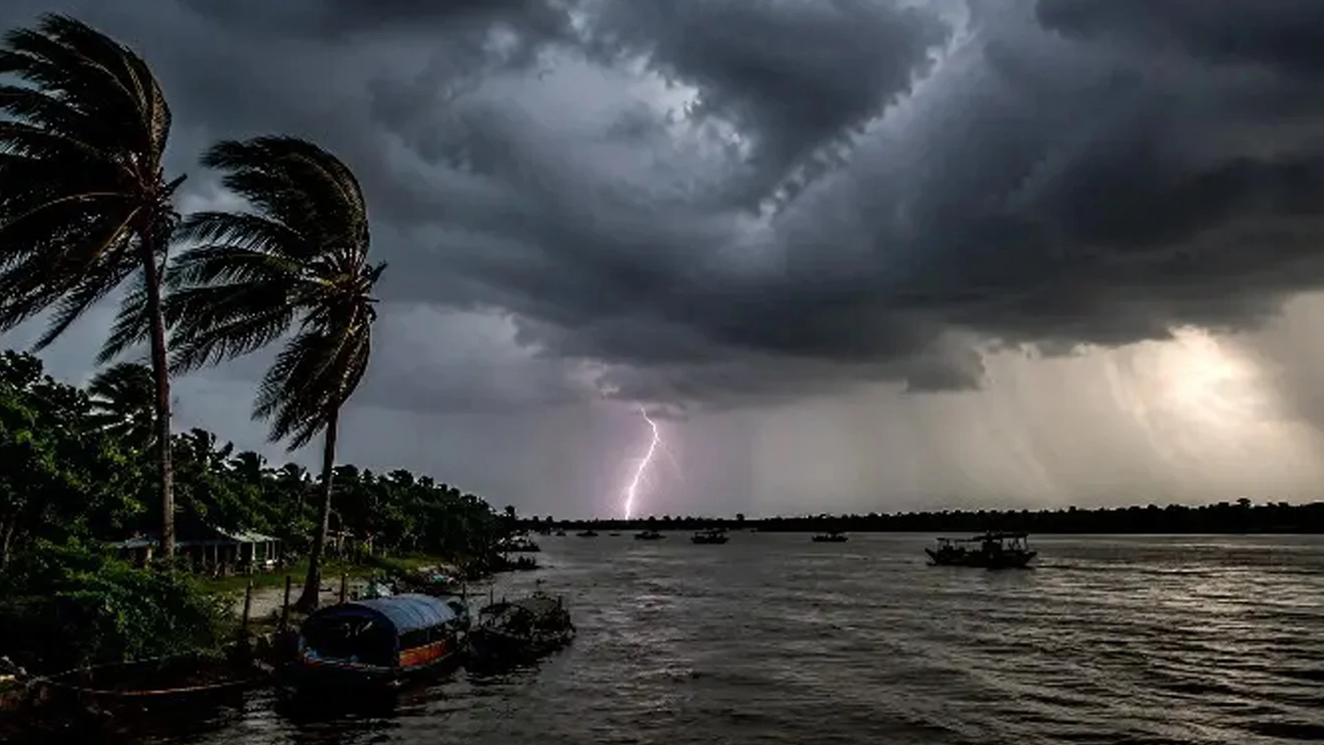 দেশের ১৭ অঞ্চলে ঝড়ো হাওয়াসহ বজ্রবৃষ্টির আভাস