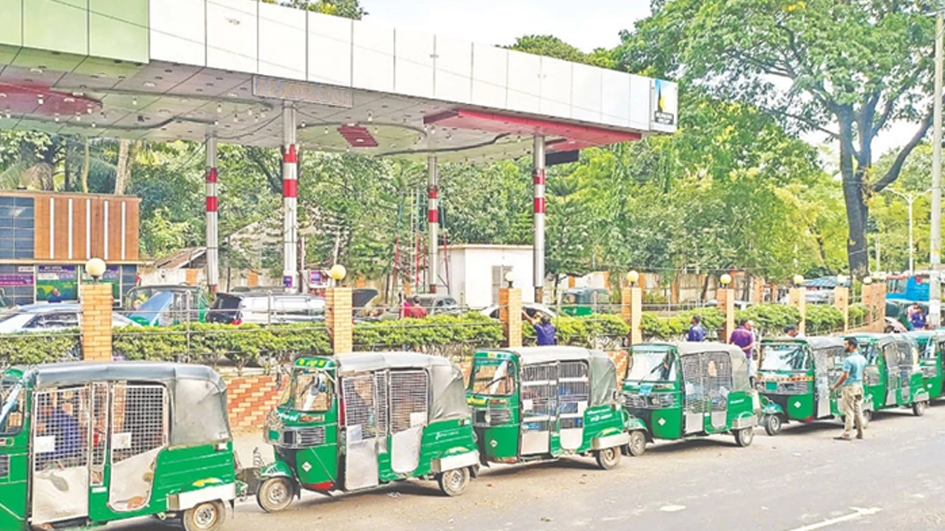 তীব্র গ্যাস সংকট: সিএনজি স্টেশনে দীর্ঘ গাড়ির সারি, ভোগান্তিতে চালকরা