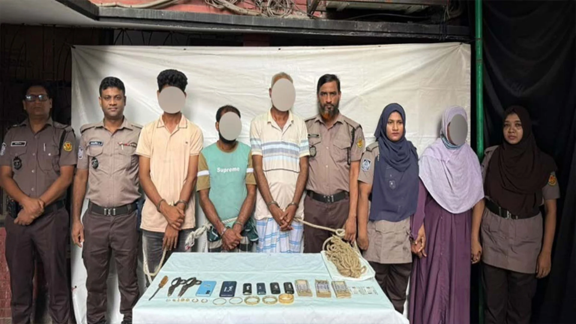 কামরাঙ্গীরচরে গৃহবধূর পরিকল্পনা ও নেতৃত্বে ডাকাতি, লুণ্ঠিত স্বর্ণালঙ্কার ও নগদ টাকাসহ চারজন গ্রেফতার