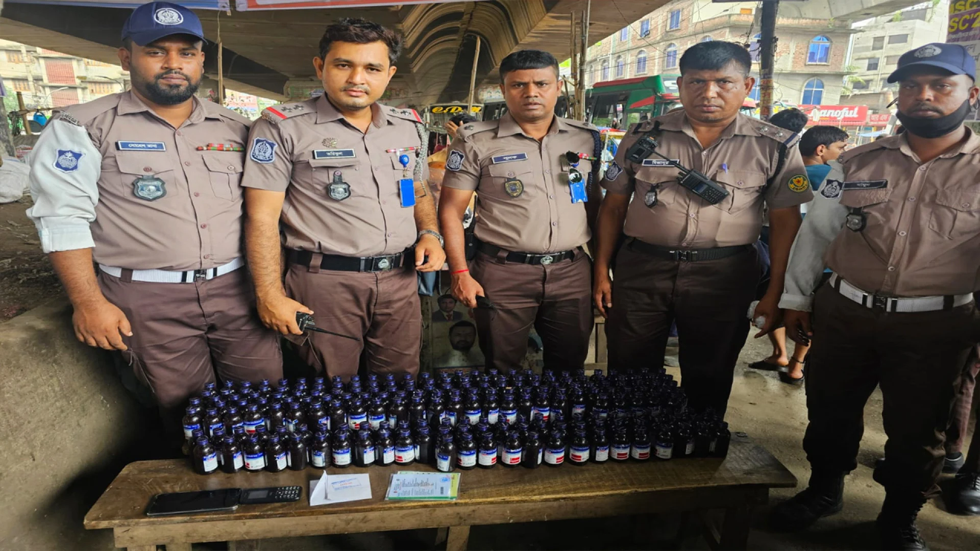 ট্রাফিক পুলিশের তৎপরতায় যাত্রাবাড়ীতে ১৯৯ বোতল ফেনসিডিল উদ্ধার