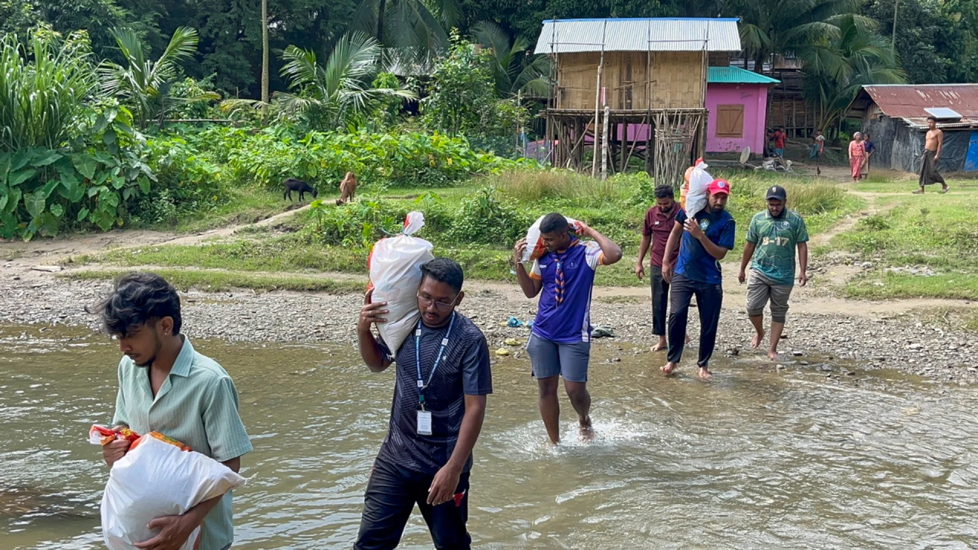 চট্টগ্রাম ও বান্দরবানে বন্যাদুর্গত ২৯০ পরিবারের পাশে আইইউবির শিক্ষার্থীরা