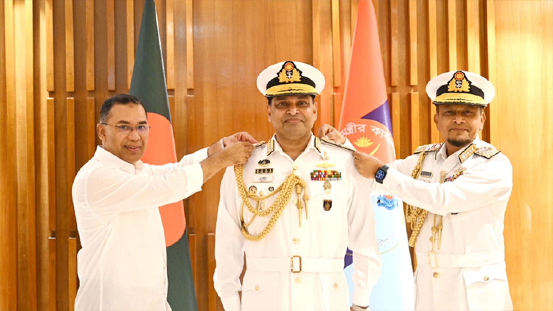 নতুন নৌবাহিনী প্রধানকে ভাইস অ্যাডমিরাল র‍্যাংক ব্যাজ পরালেন প্রধানমন্ত্রী