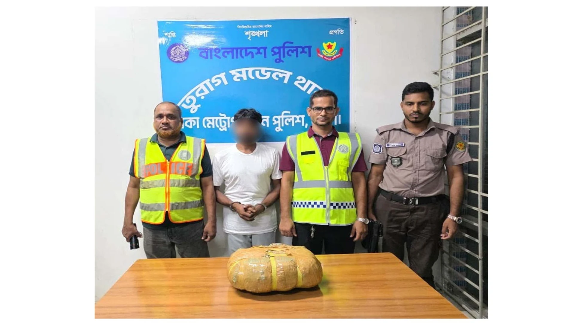 তুরাগে ৪ কেজি গাঁজাসহ মাদক কারবারি গ্রেফতার