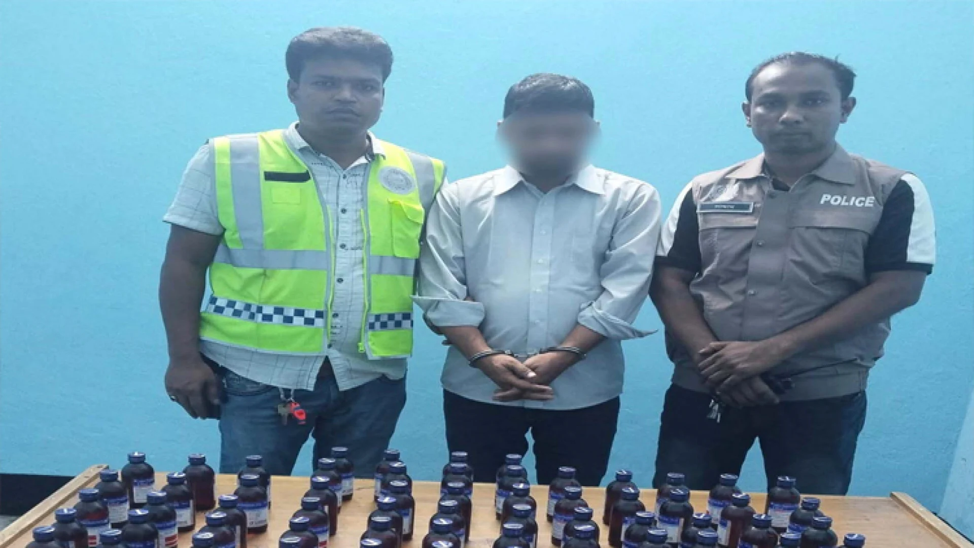 যাত্রাবাড়ীতে ৭১ পিস এস্কাফ সিরাপসহ মাদক কারবারি গ্রেফতার
