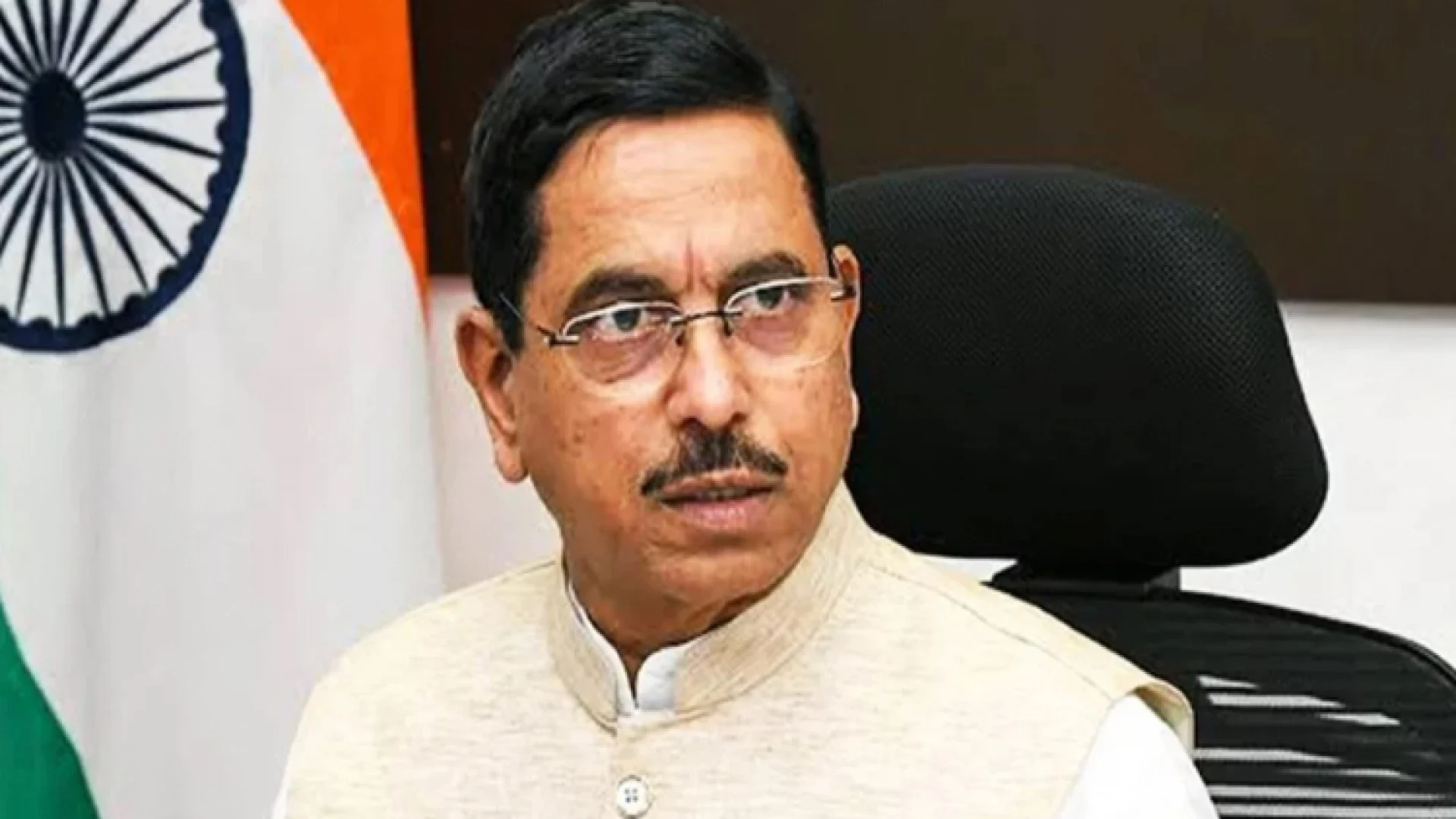 ধর্মেন্দ্র প্রধানের পদত্যাগ, ভারতের নতুন কেন্দ্রীয় শিক্ষামন্ত্রী প্রহ্লাদ জোশী