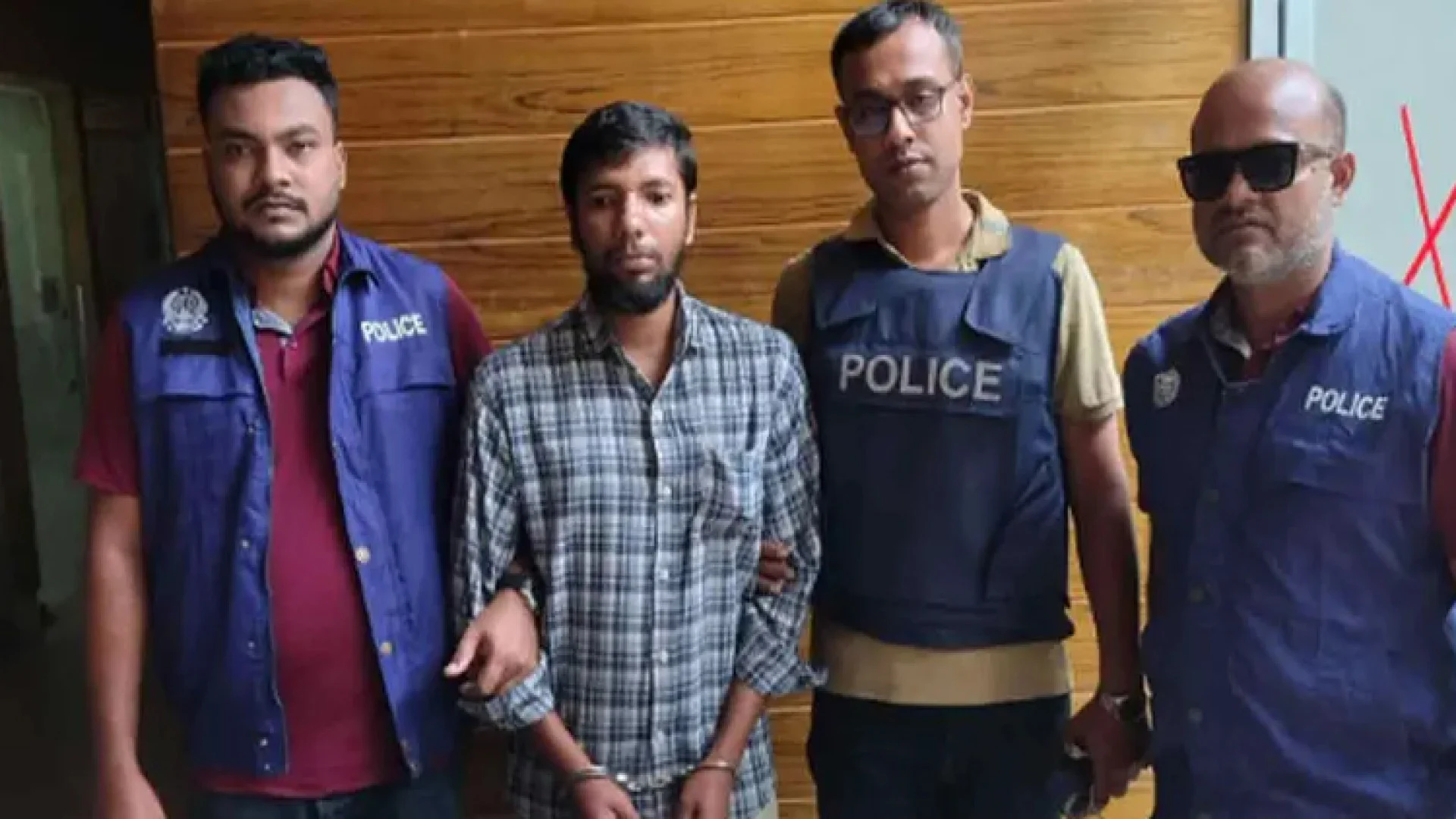 আনোয়ারায় একমাত্র ছেলে কাঁচি দিয়ে কুপিয়ে মা-বাবাকে হত্যা 