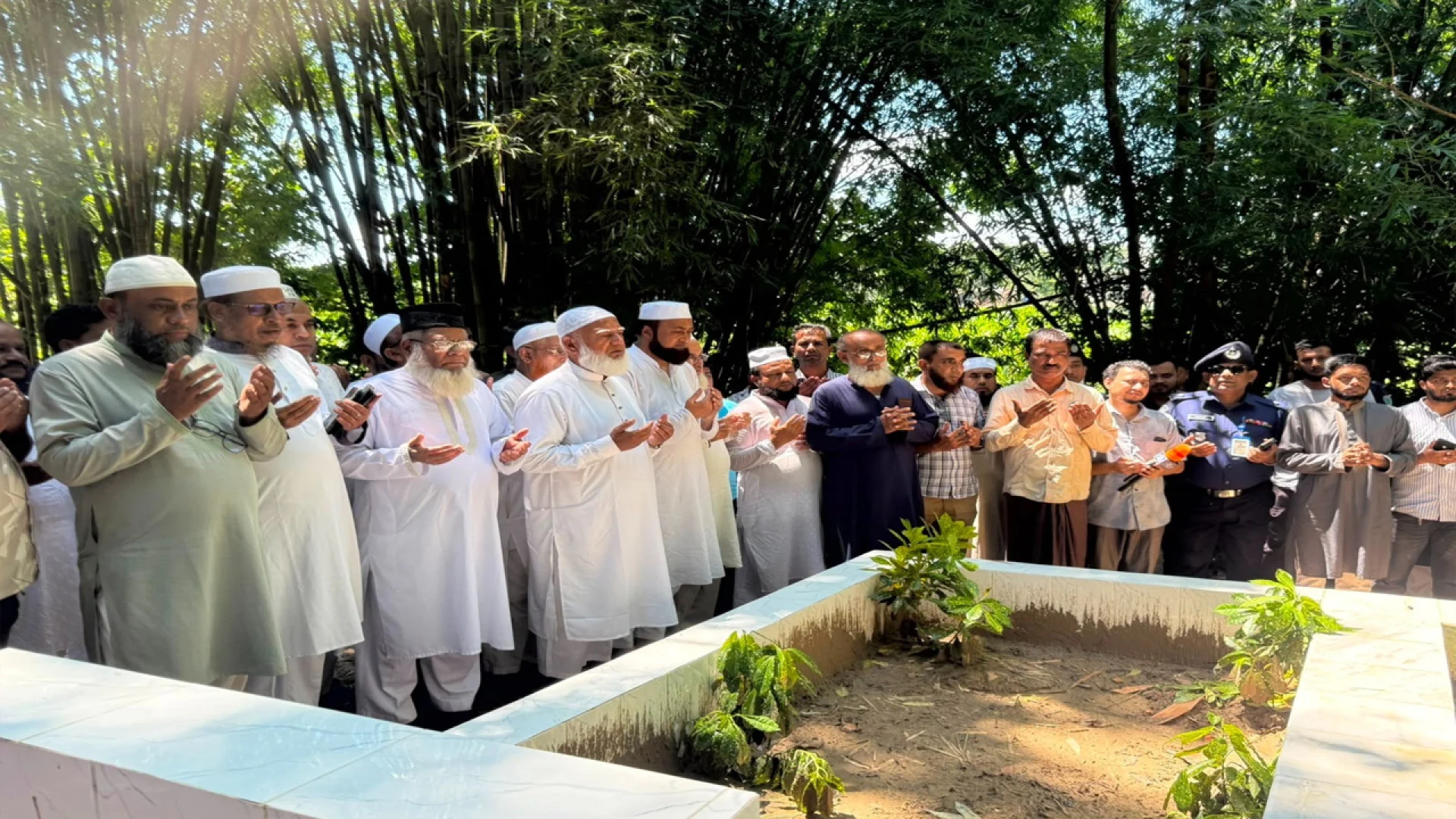 শহীদ সাংবাদিক তুরাবের কবর জিয়ারত করলেন বিরোধীদলীয় নেতা ডা. শফিকুর রহমান
