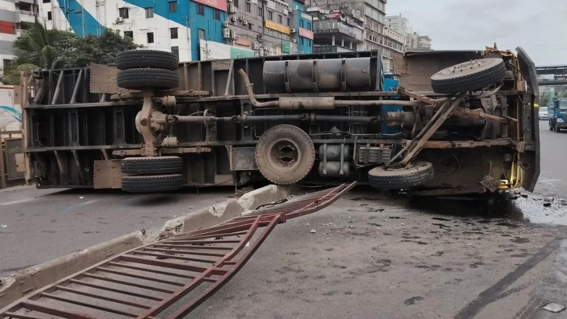 উত্তরায় মধ্যরাতে উল্টেছে কাভার্ড ভ্যান, দুপুরেও সরানো যায়নি
