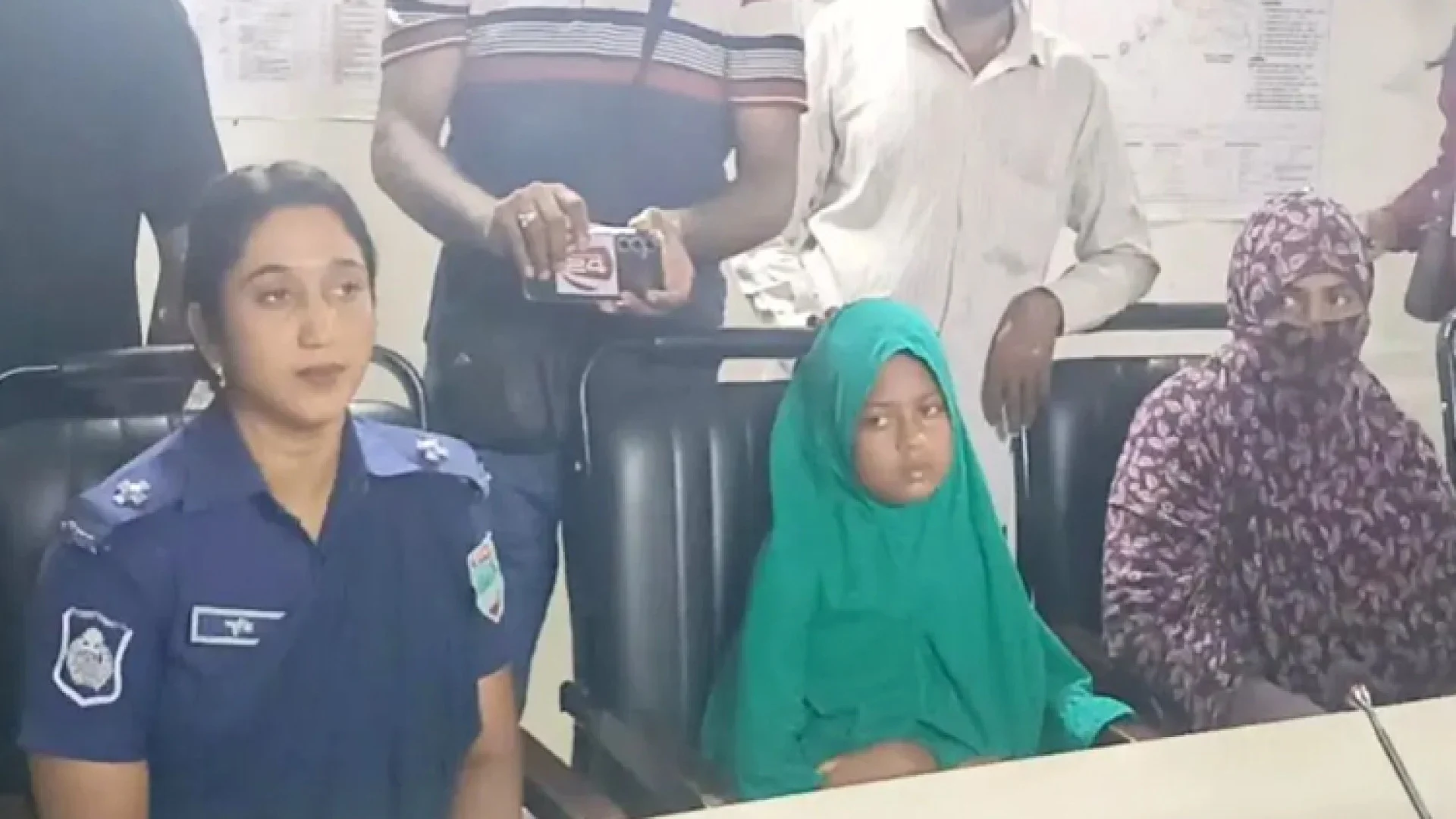 ইজিবাইকে ওঠার পর নিখোঁজ শিক্ষার্থী, ভাঙা জানালা দিয়ে বেরিয়ে প্রাণে বাঁচল