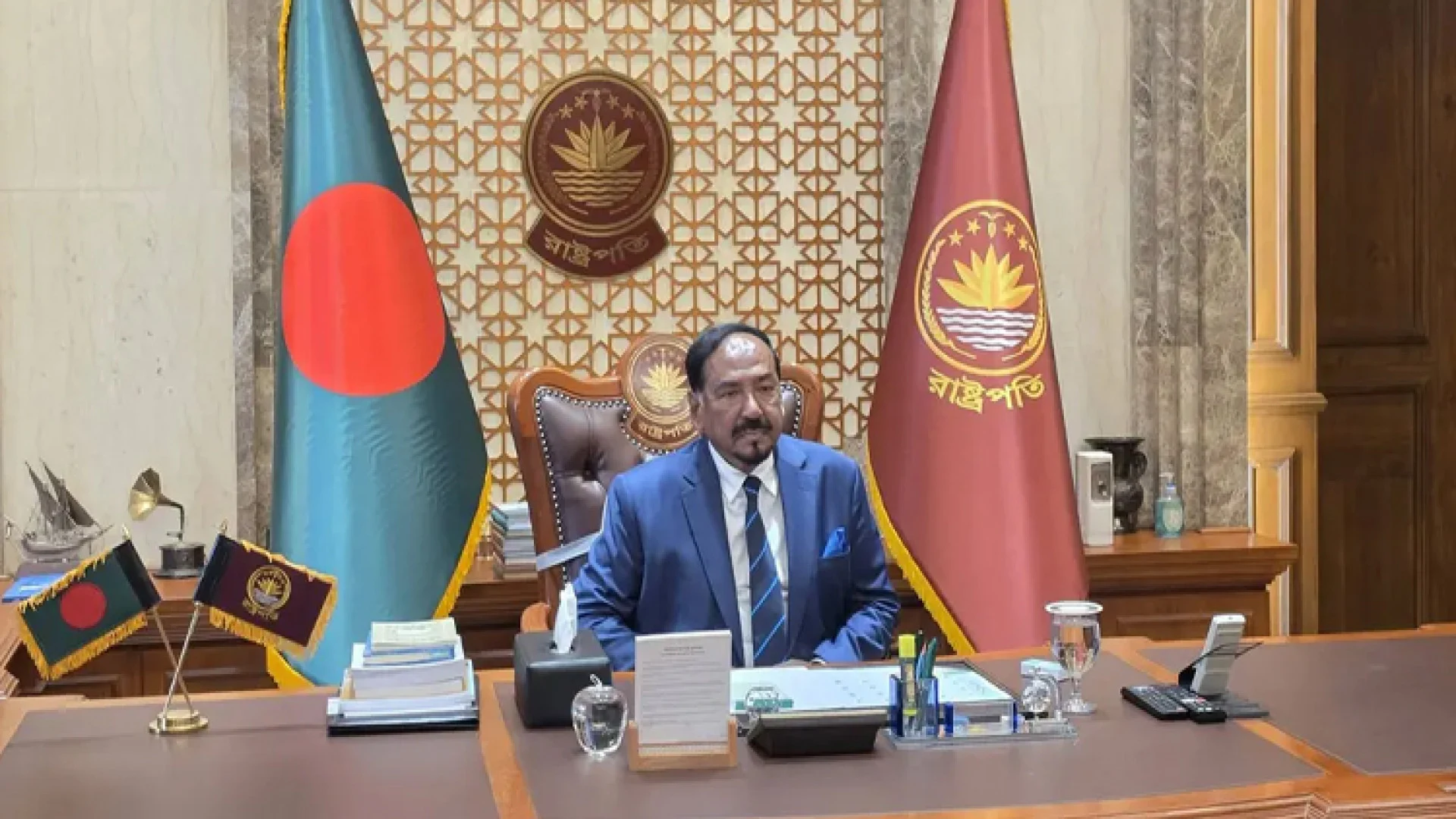 বঙ্গভবনে দাপ্তরিক কার্যক্রম শুরু করলেন ভারপ্রাপ্ত রাষ্ট্রপতি হাফিজ উদ্দিন আহমদ