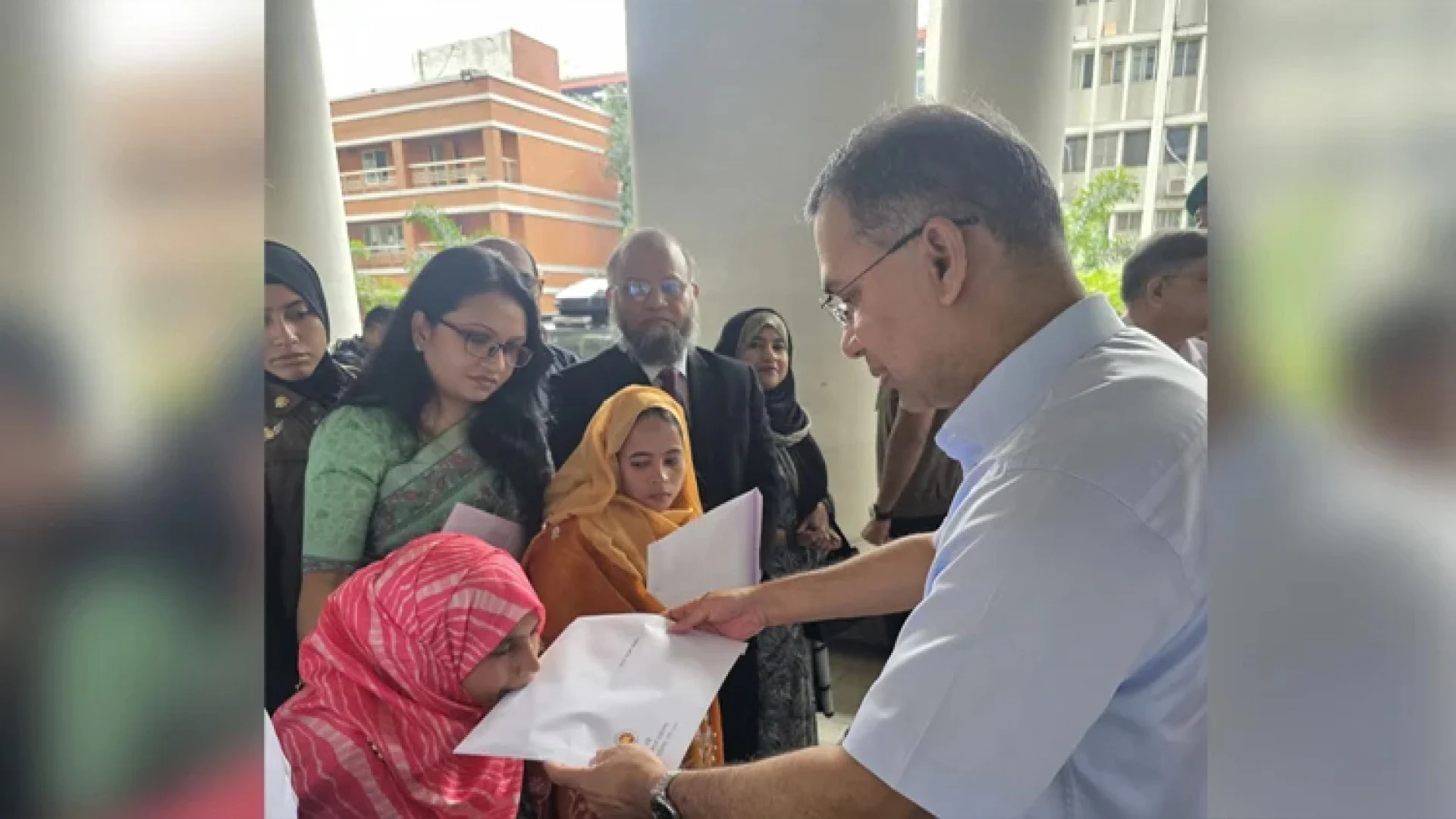 প্রতিবন্ধী ৩ ব্যক্তির হাতে নিয়োগপত্র তুলে দিলেন প্রধানমন্ত্রী
