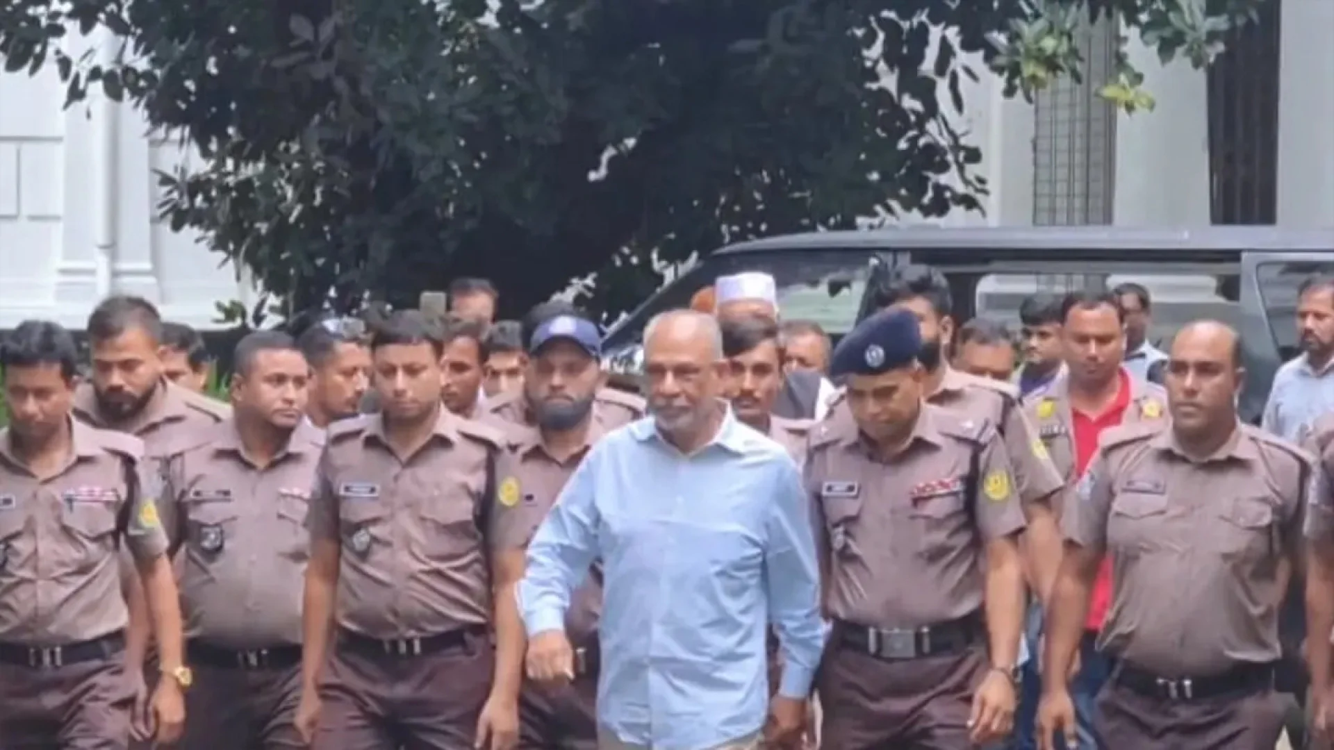 ট্রাইব্যুনালে হাজির করা হলো সাবেক মন্ত্রী লতিফ সিদ্দিকীকে