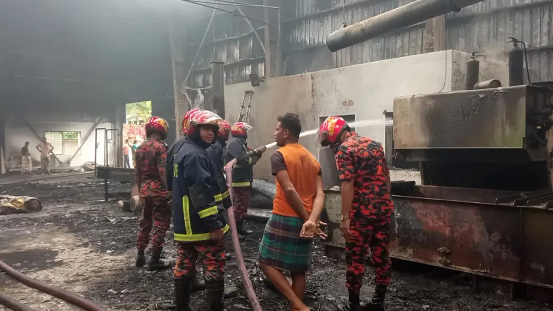 ধামরাইয়ে কম্ফোটার কারখানায় আগুন, চার ঘণ্টার চেষ্টায় নিয়ন্ত্রণে