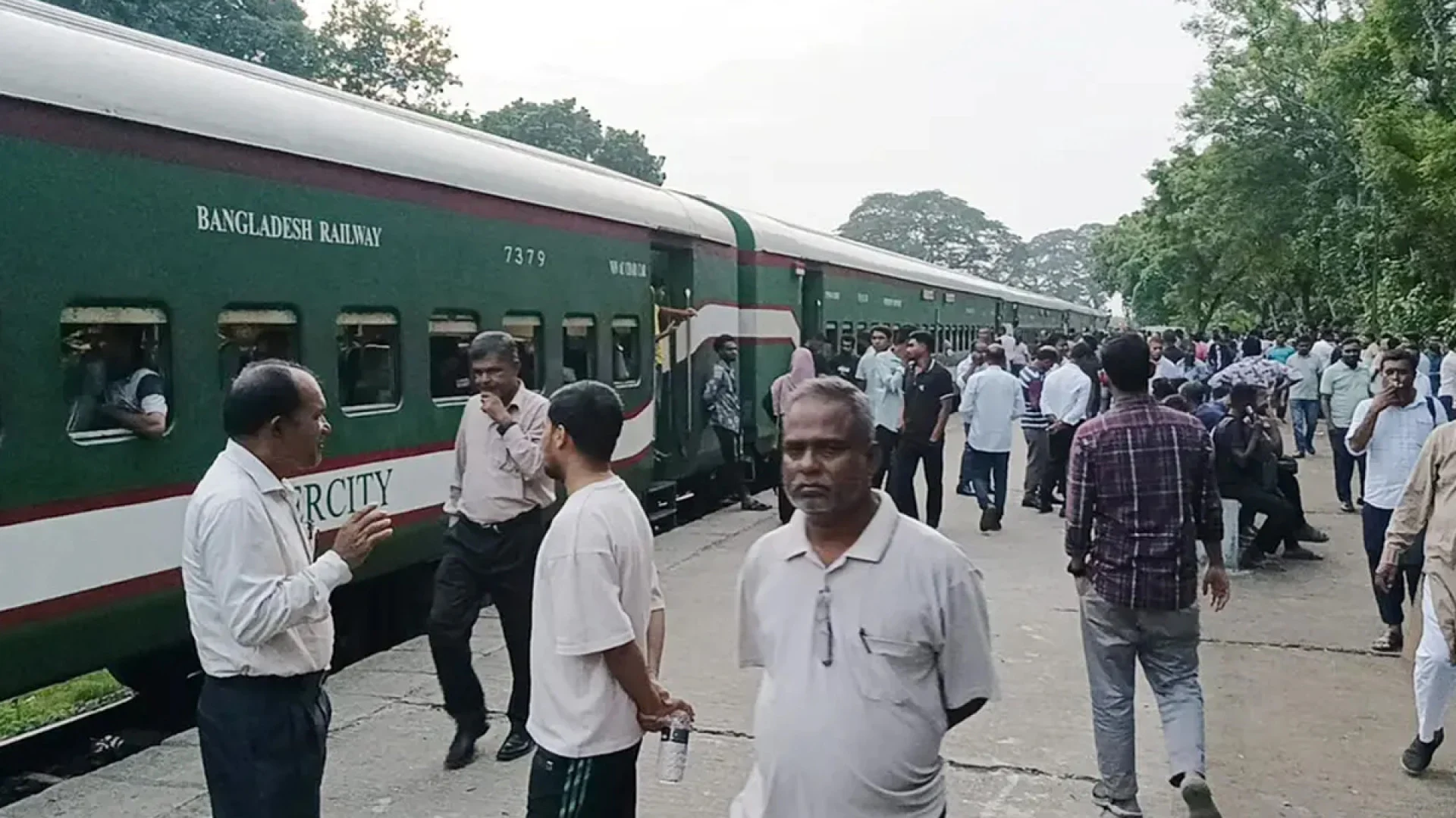 যাত্রীসহ স্টেশনে ট্রেন রেখে চালক উধাও, ফিরলেন ১ ঘণ্টা ৭ মিনিট পর