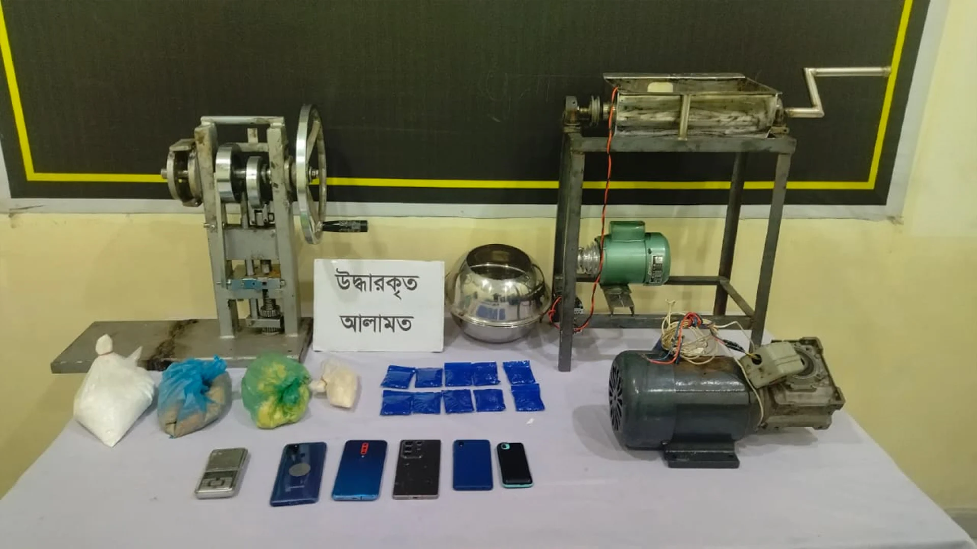 কেরাণীগঞ্জে ইয়াবা তৈরির কারখানার সন্ধান, র‌্যাব-১০ এর অভিযানে গ্রেফতার ৪
