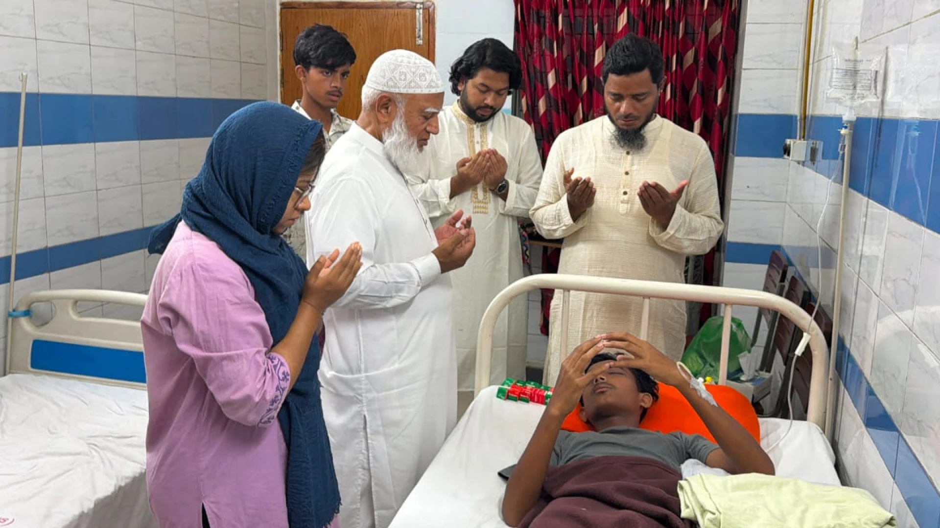 সন্ত্রাসীদের হামলায় চোখের দৃষ্টিশক্তি হারানো আলিফ চৌধুরীকে দেখতে হাসপাতালে বিরোধীদলীয় নেতা 