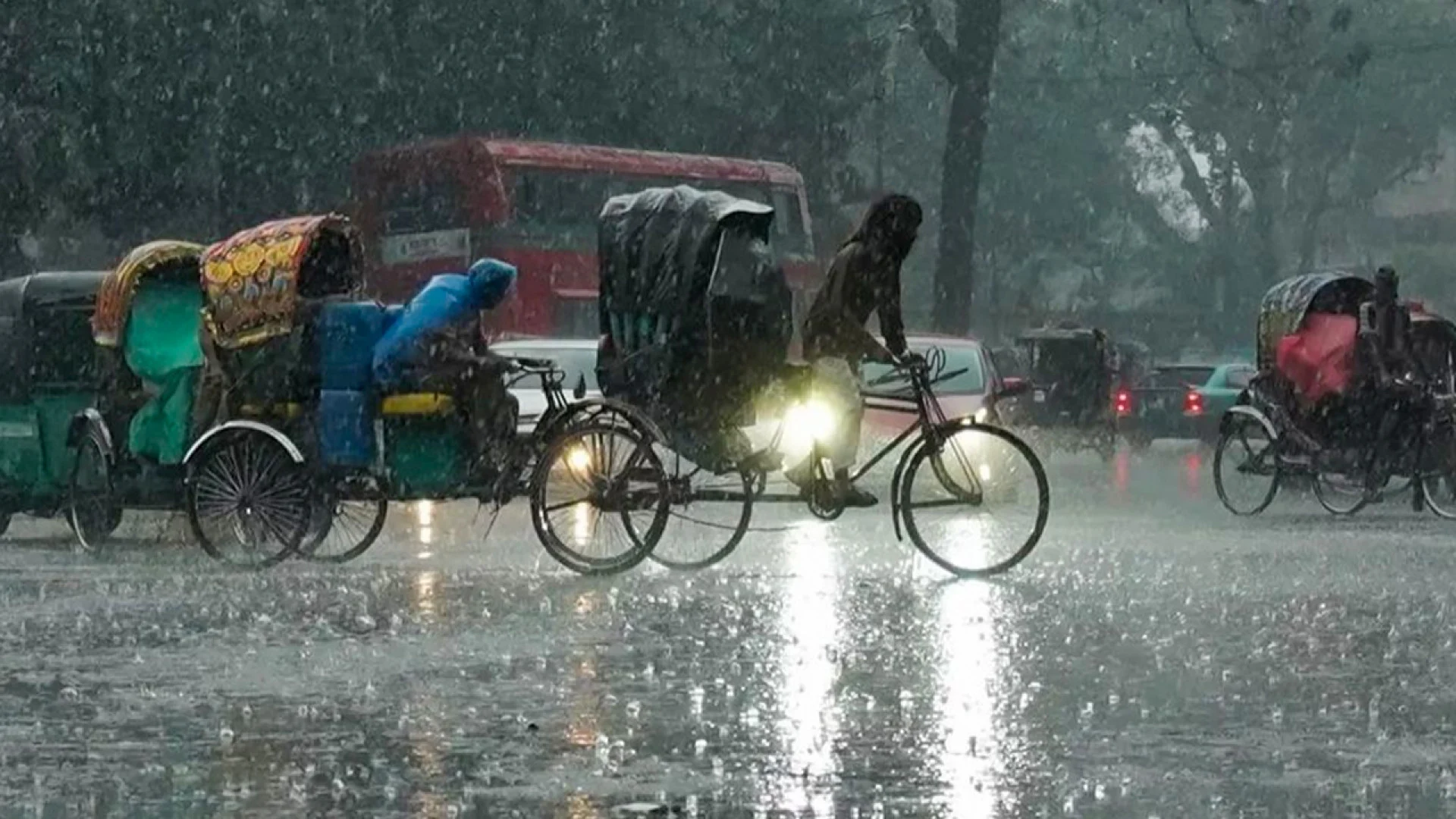 আগস্টজুড়ে স্বাভাবিকের চেয়ে বেশি বৃষ্টির পূর্বাভাস, বন্যার শঙ্কা