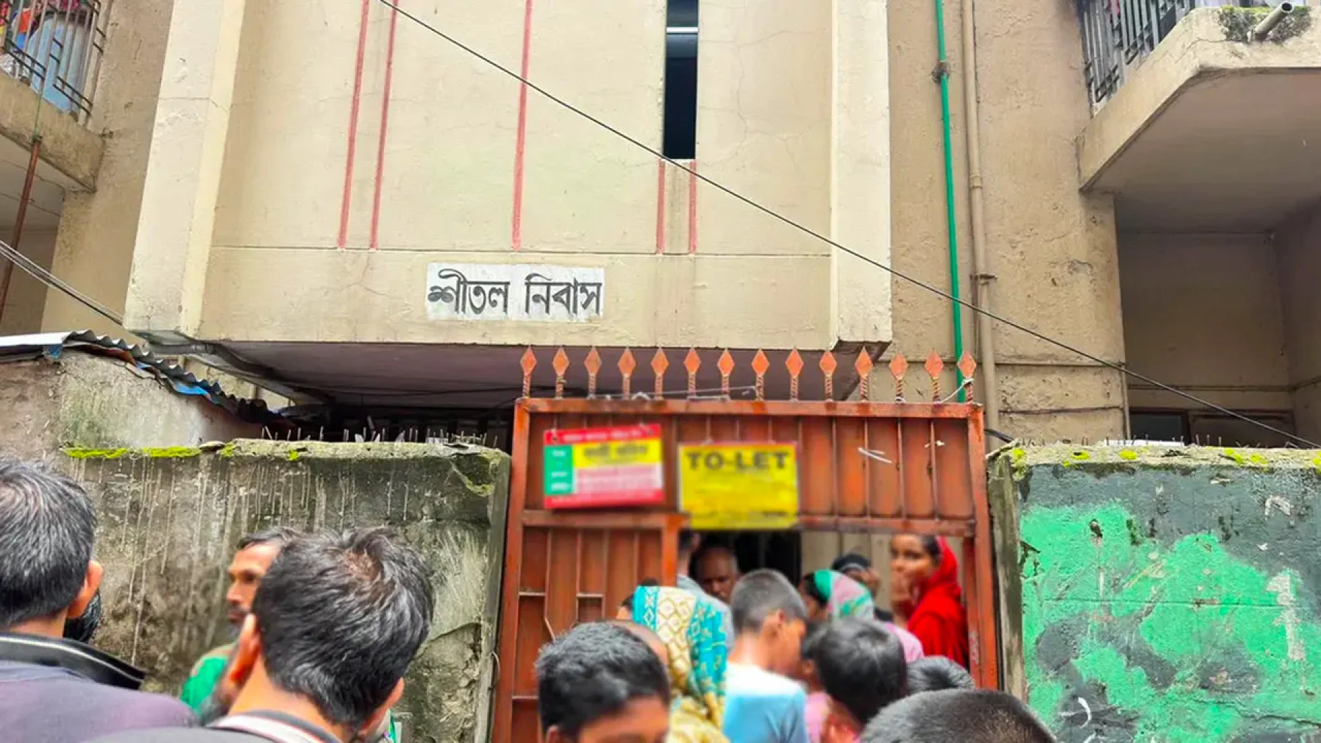 কলাবাগানে স্ত্রী-শাশুড়িকে হত্যার অভিযোগ, থানায় গিয়ে আত্মসমর্পণ যুবকের