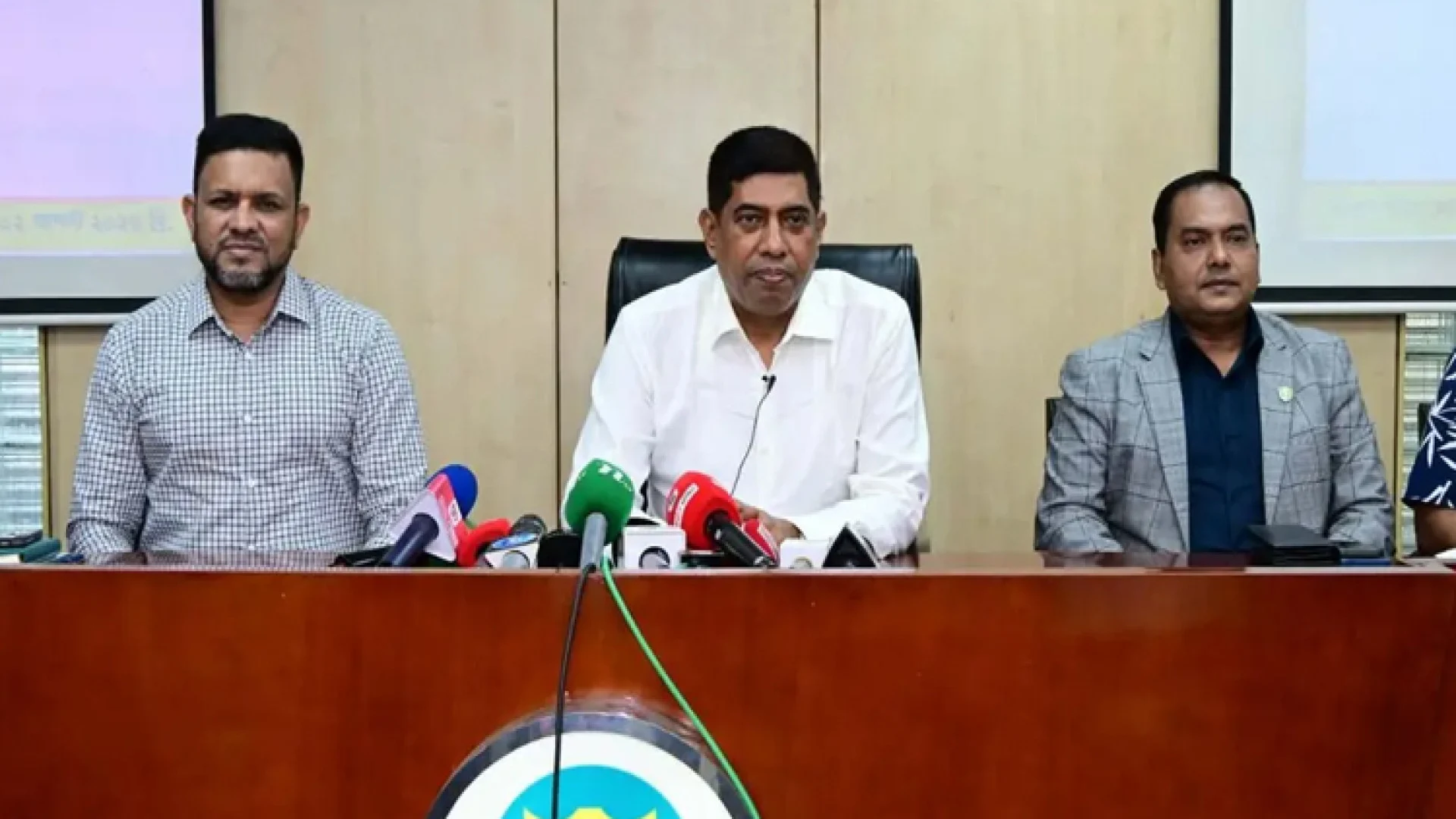পুলিশের যানবাহনে হামলার সুনির্দিষ্ট গোয়েন্দা তথ্য নেই, সতর্কতা শুধু ‘রিমাইন্ডার’: ডিবি প্রধান
