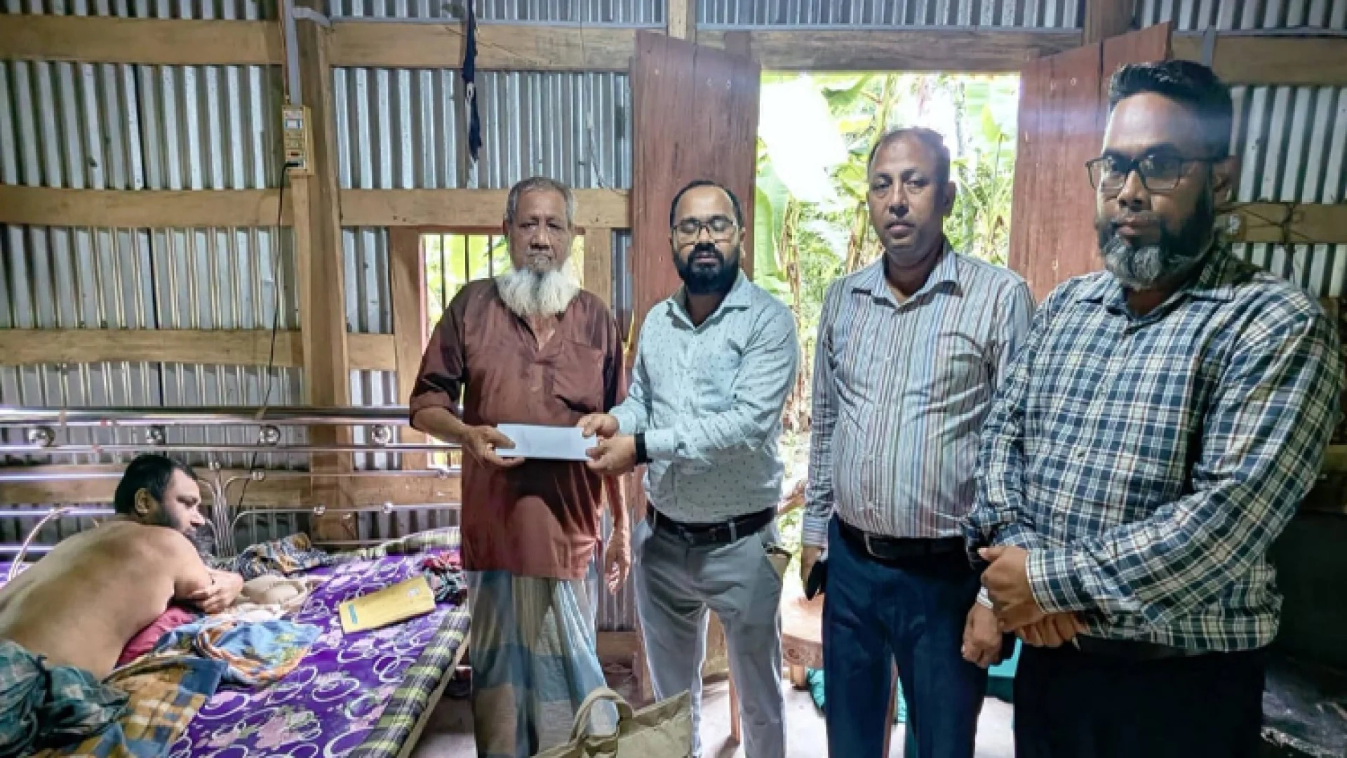 কাদামাখা পথ মাড়িয়ে পঙ্গু নজরুলের দুয়ারে খাদ্য ও অর্থ সহায়তা নিয়ে হাজির আমতলীর ইউএনওর