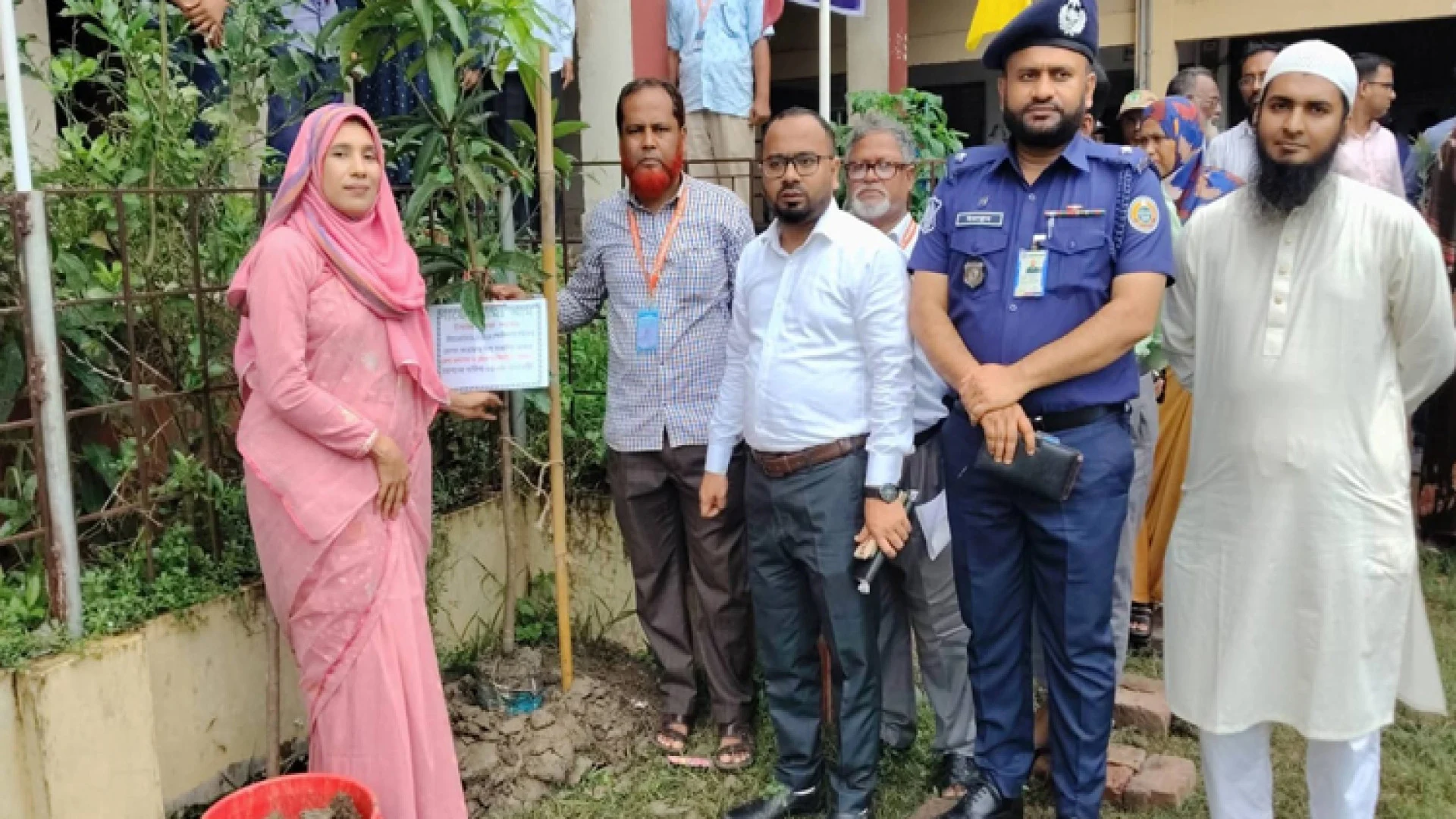 আমতলীতে ‘ওয়ান চাইল্ড ওয়ান ট্রি’ কর্মসূচিতে ৭৫০টি গাছের চারা বিতরণ