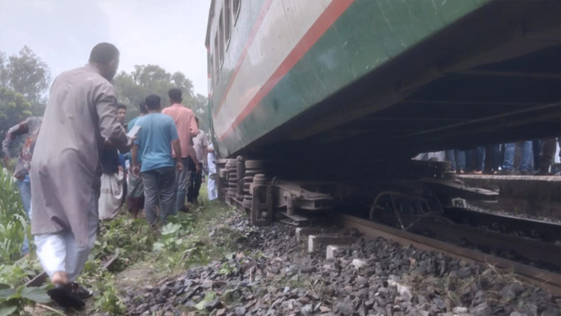 সিল্কসিটি এক্সপ্রেসের বগি লাইনচ্যুত, ঢাকার সঙ্গে উত্তরাঞ্চলের রেল যোগাযোগ বন্ধ