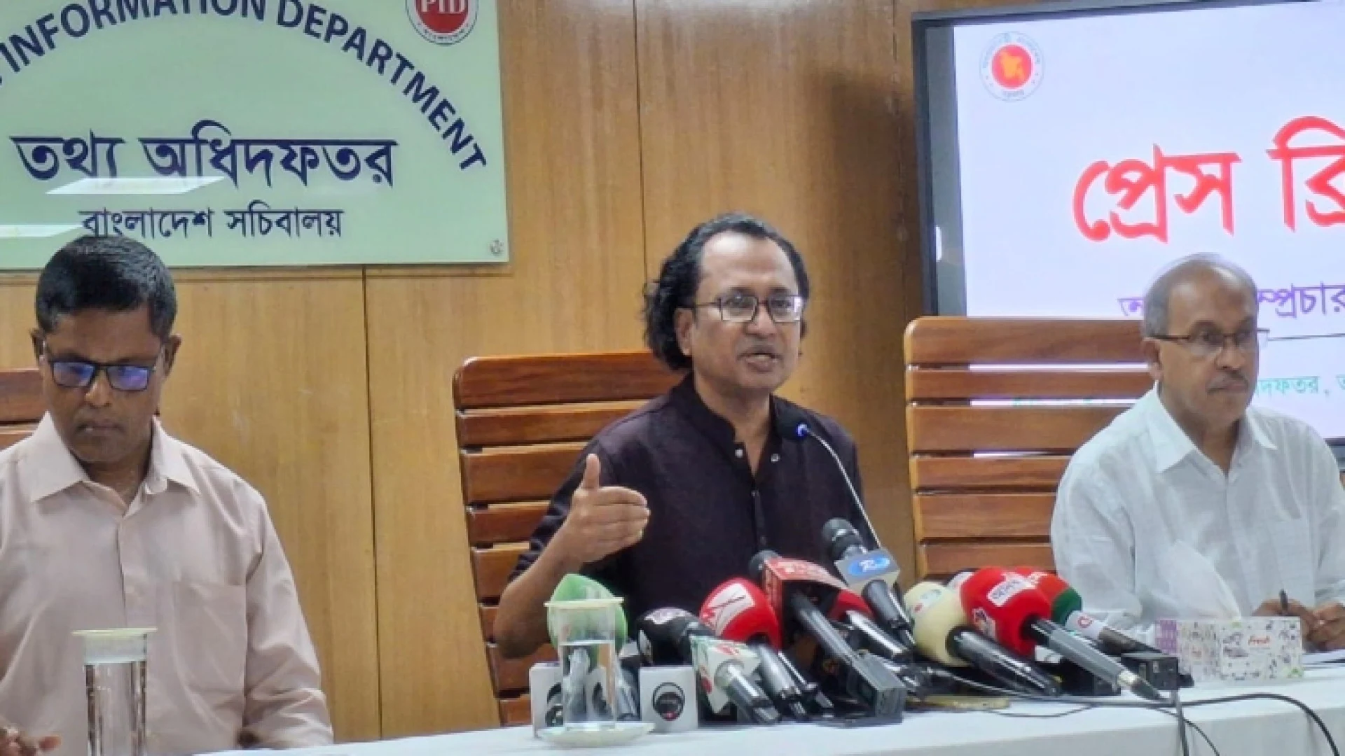 হাসিনার বক্তব্য প্রচার না করতে গণমাধ্যমকে আহ্বান, অমান্য করলে ব্যবস্থা: তথ্য উপদেষ্টা