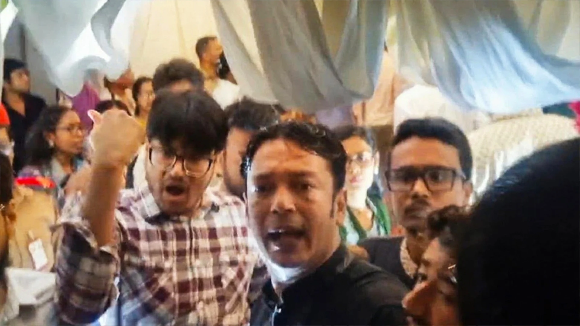  জবিতে ছাত্রশিবির-ছাত্রশক্তি ও ছাত্রদলের মধ্যে সংঘর্ষ, আহত অন্তত ১৫