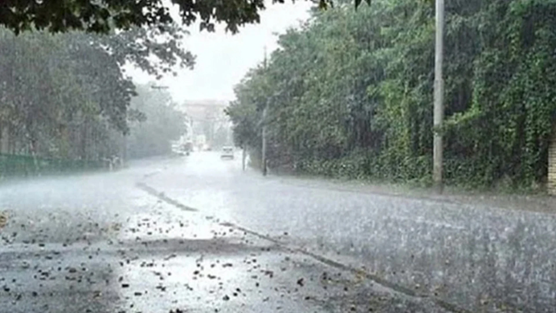 ঢাকাসহ দেশের বিভিন্ন এলাকায় বৃষ্টির সম্ভাবনা, সামান্য কমতে পারে তাপমাত্রা