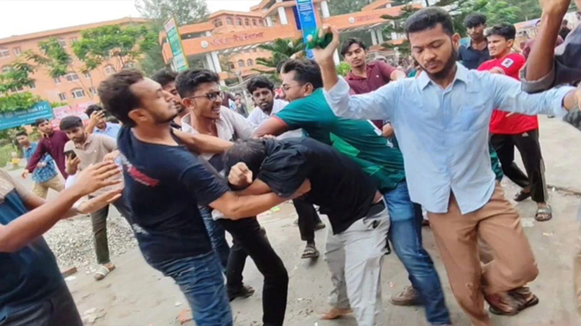 বরিশাল বিশ্ববিদ্যালয়ে ছাত্রদল-শিবির সংঘর্ষ, আহত অন্তত ১০