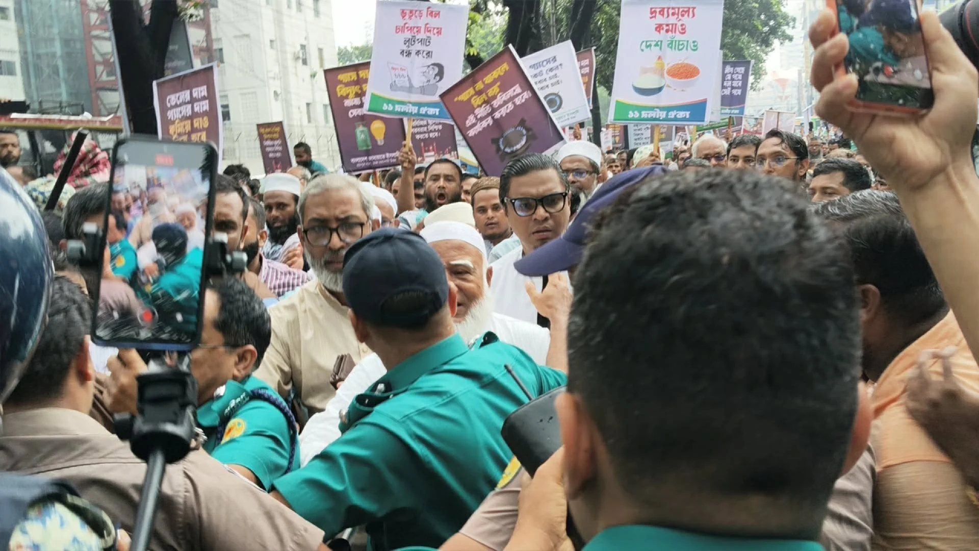 সচিবালয় ঘেরাও কর্মসূচিতে পুলিশের বাধা, আটকে দিল ১১ দলীয় ঐক্য
