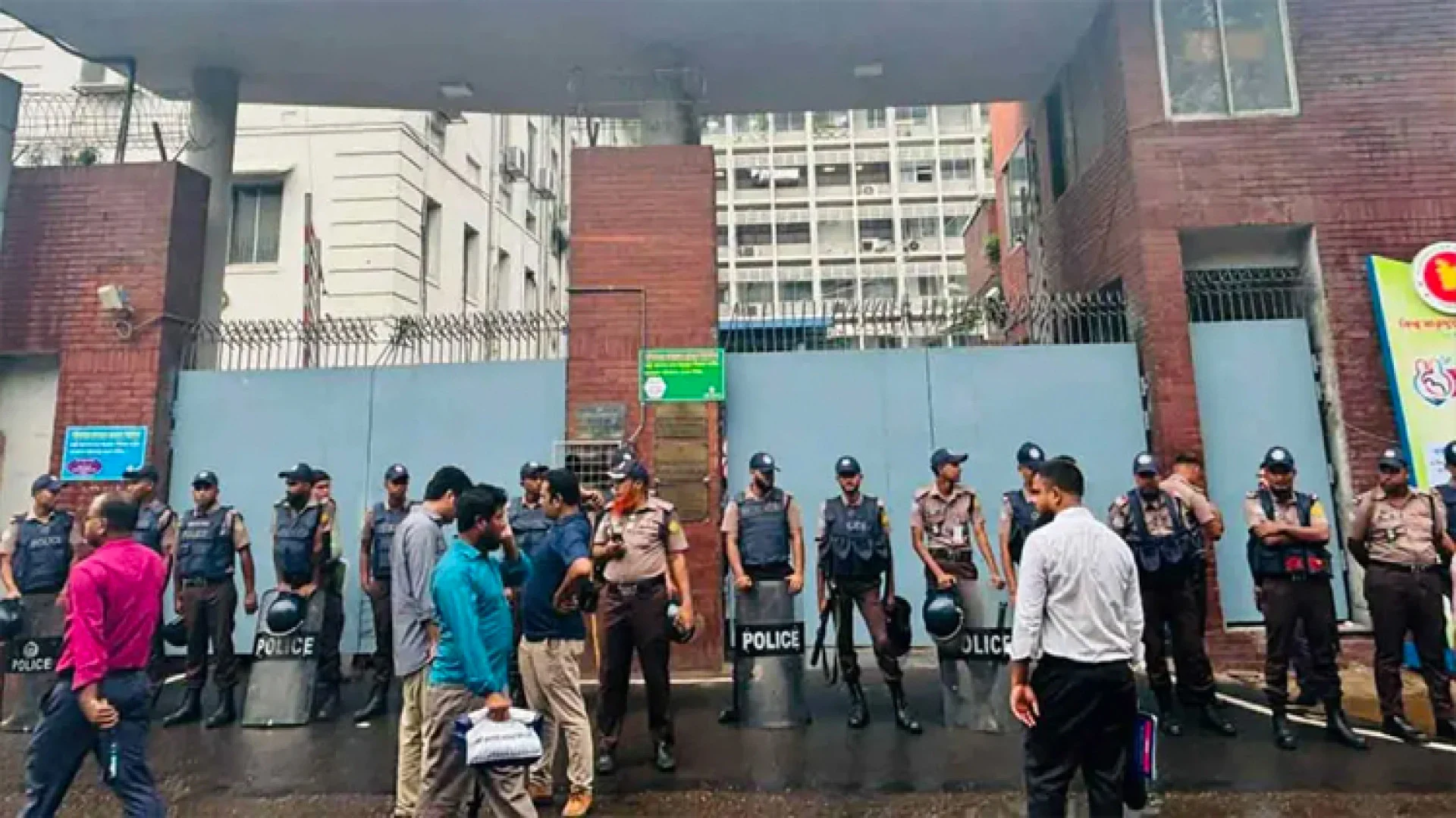 সচিবালয়ের সামনে অতিরিক্ত পুলিশ মোতায়েন, বন্ধ সব প্রবেশদ্বার