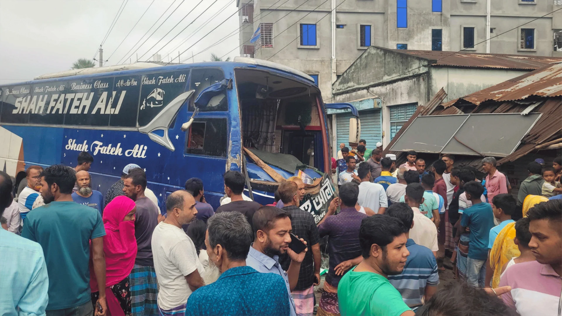 বগুড়ায় বাসচাপায় ৬ শ্রমিক নিহত, আহত অন্তত ১৫