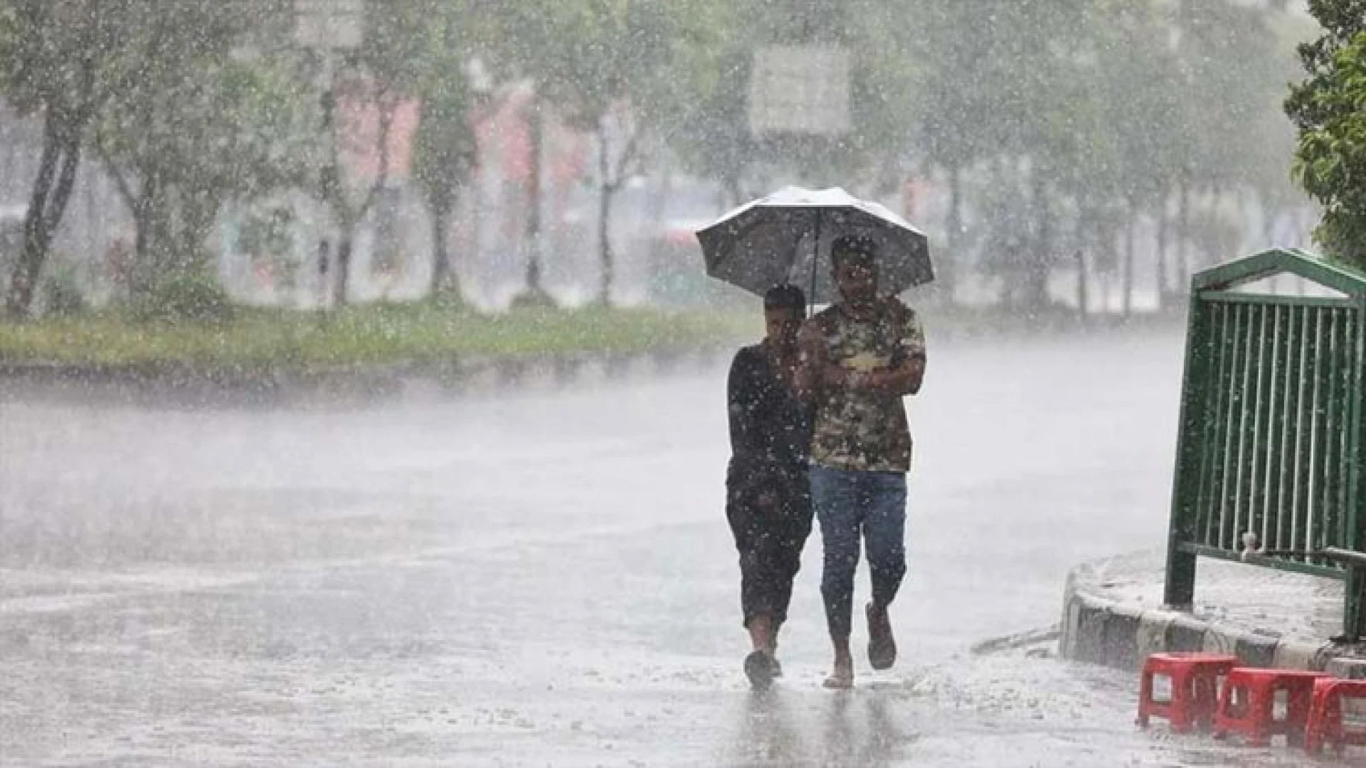 ঢাকায় দুপুরের মধ্যে বজ্রসহ বৃষ্টির পূর্বাভাস, বাড়তে পারে তাপমাত্রা