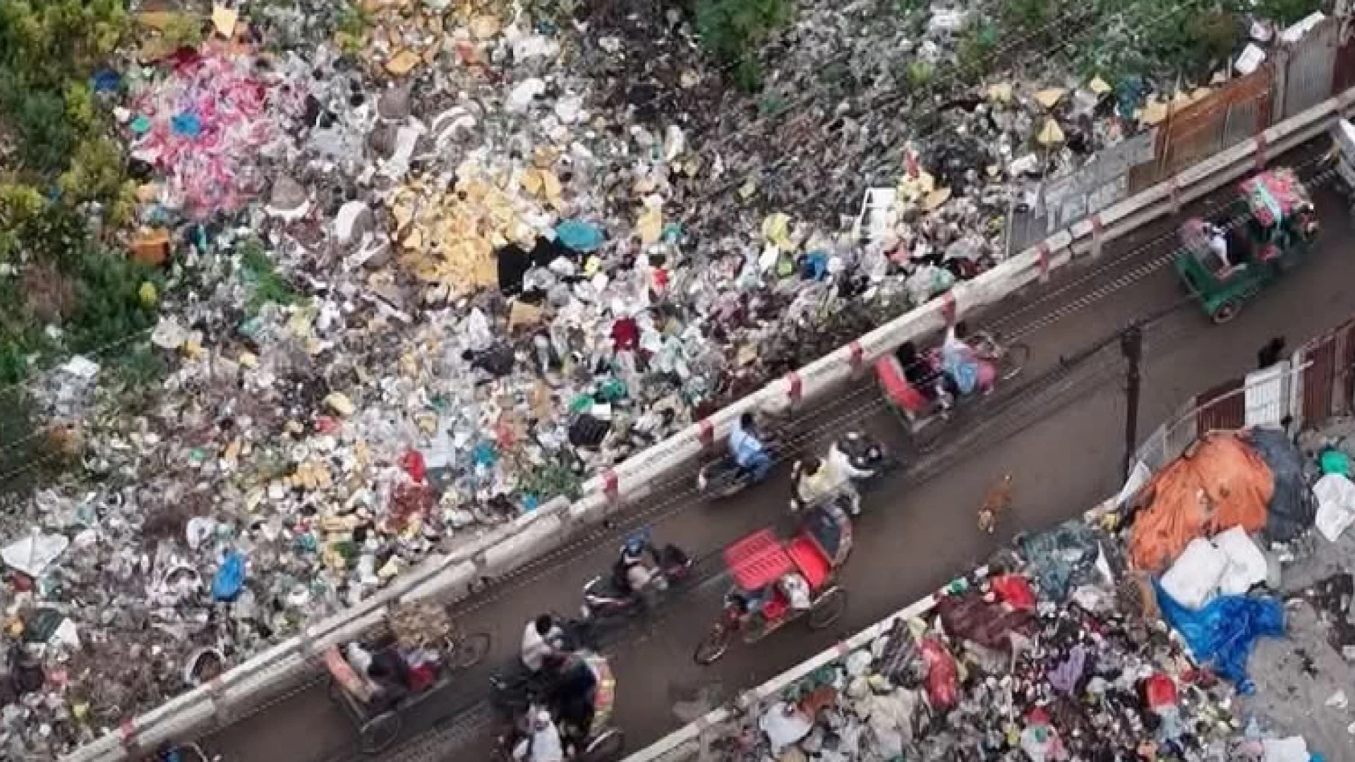 বুড়িগঙ্গার চ্যানেলে প্লাস্টিক সাম্রাজ্য: হুমকিতে জীববৈচিত্র্য