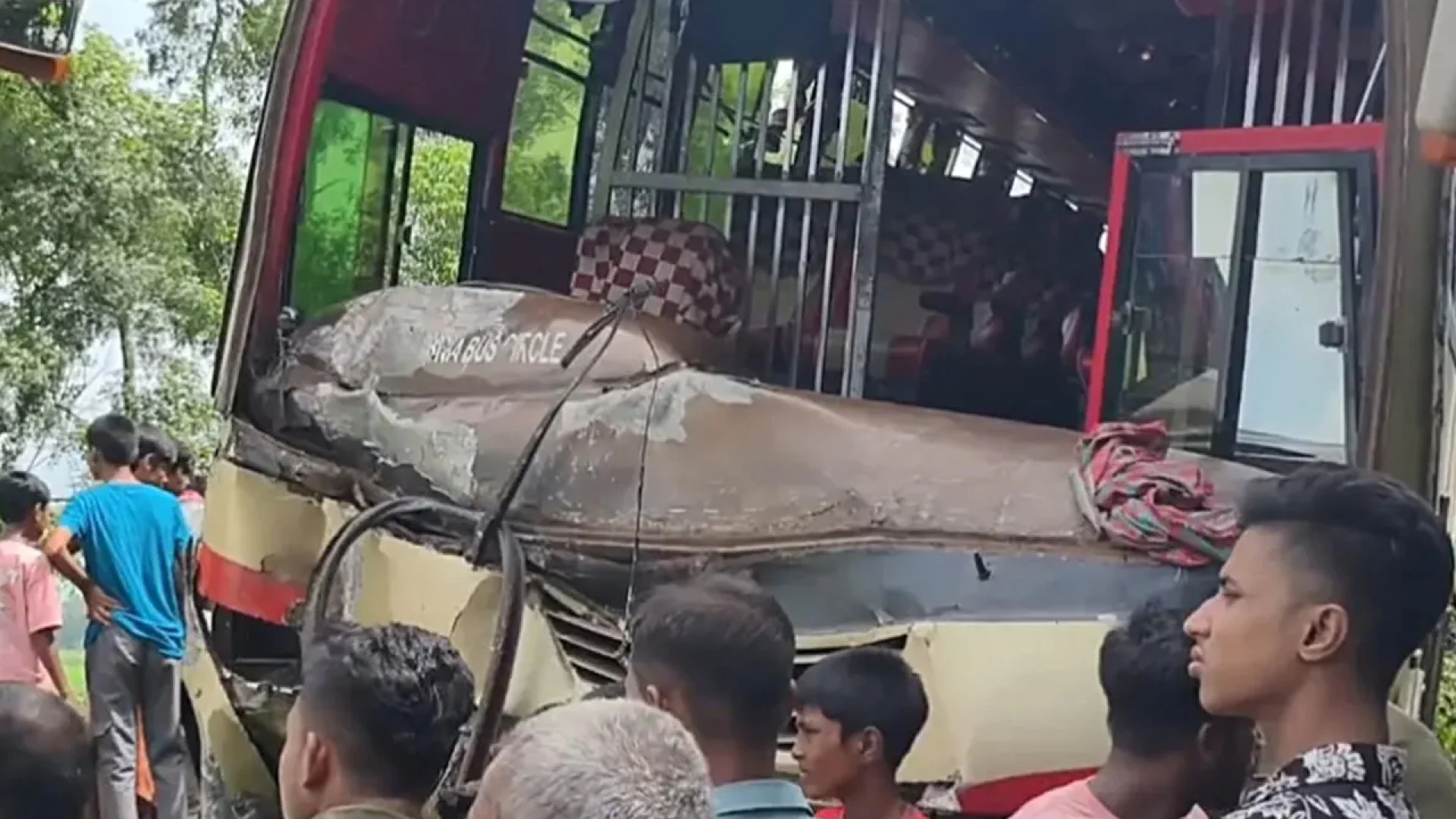 নাটোরে গরুবাহী নছিমনে বাসের ধাক্কা, নিহত ৩