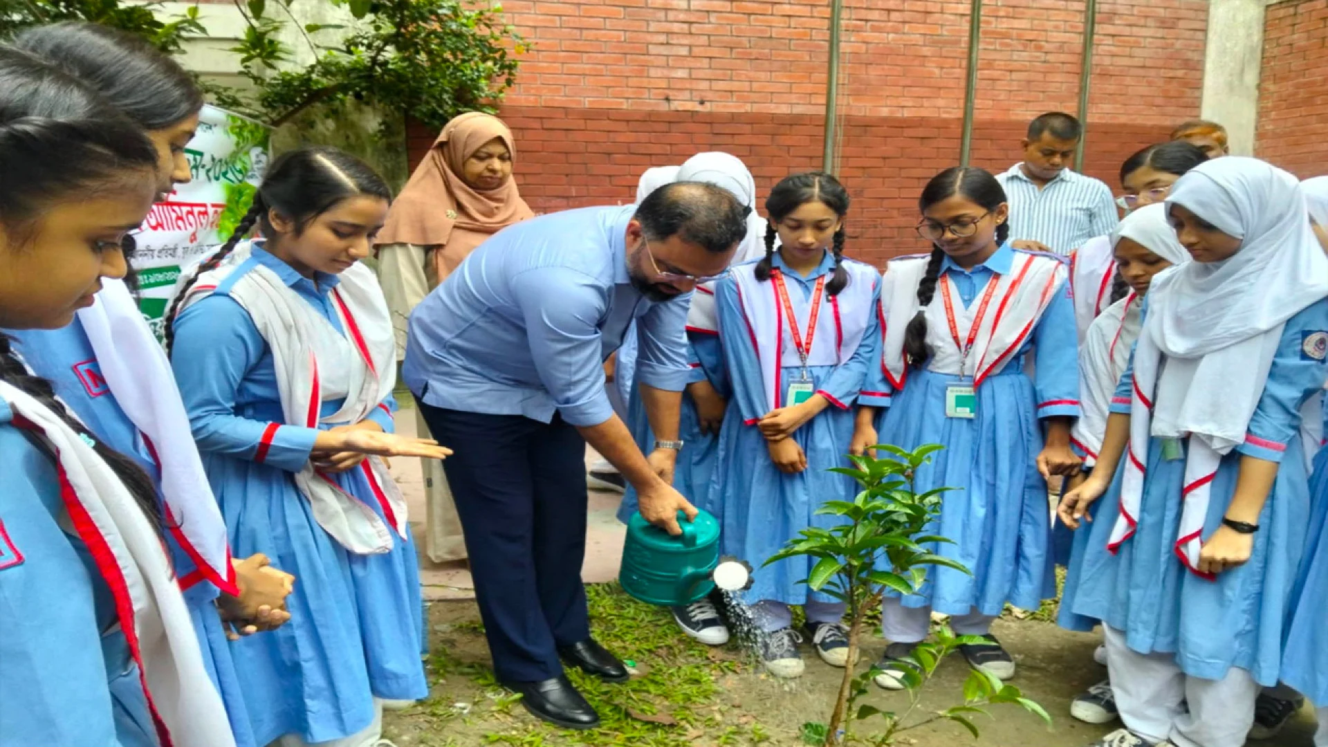 প্রতিটি শিক্ষার্থীকে একটি করে গাছ লাগানোর আহ্বান যুব ও ক্রীড়া প্রতিমন্ত্রীর