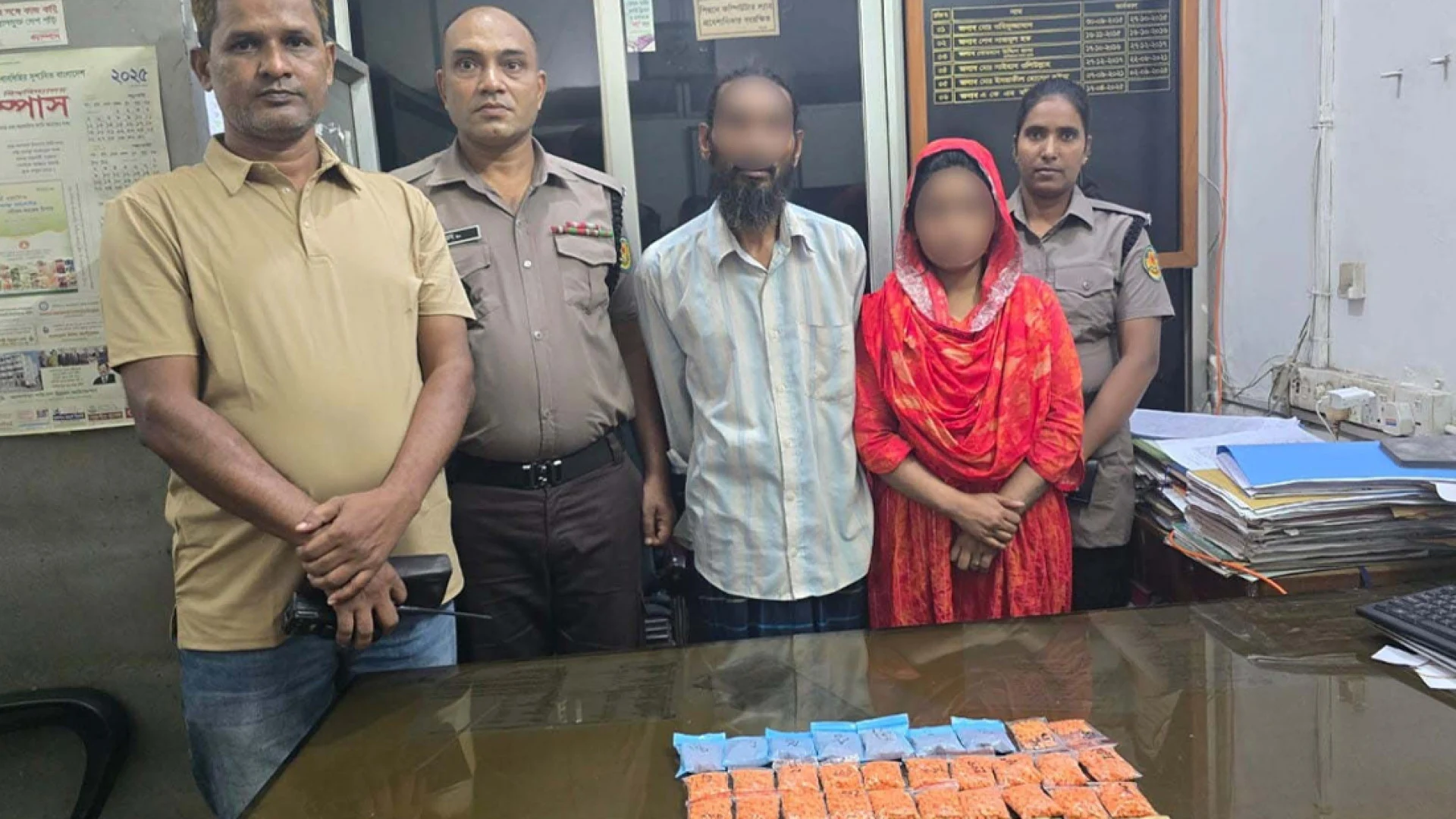 মহাখালীতে পৃথক অভিযানে ৫,৫৬৭ ইয়াবা ও ১৬ দেশীয় অস্ত্র উদ্ধার, গ্রেপ্তার ৩