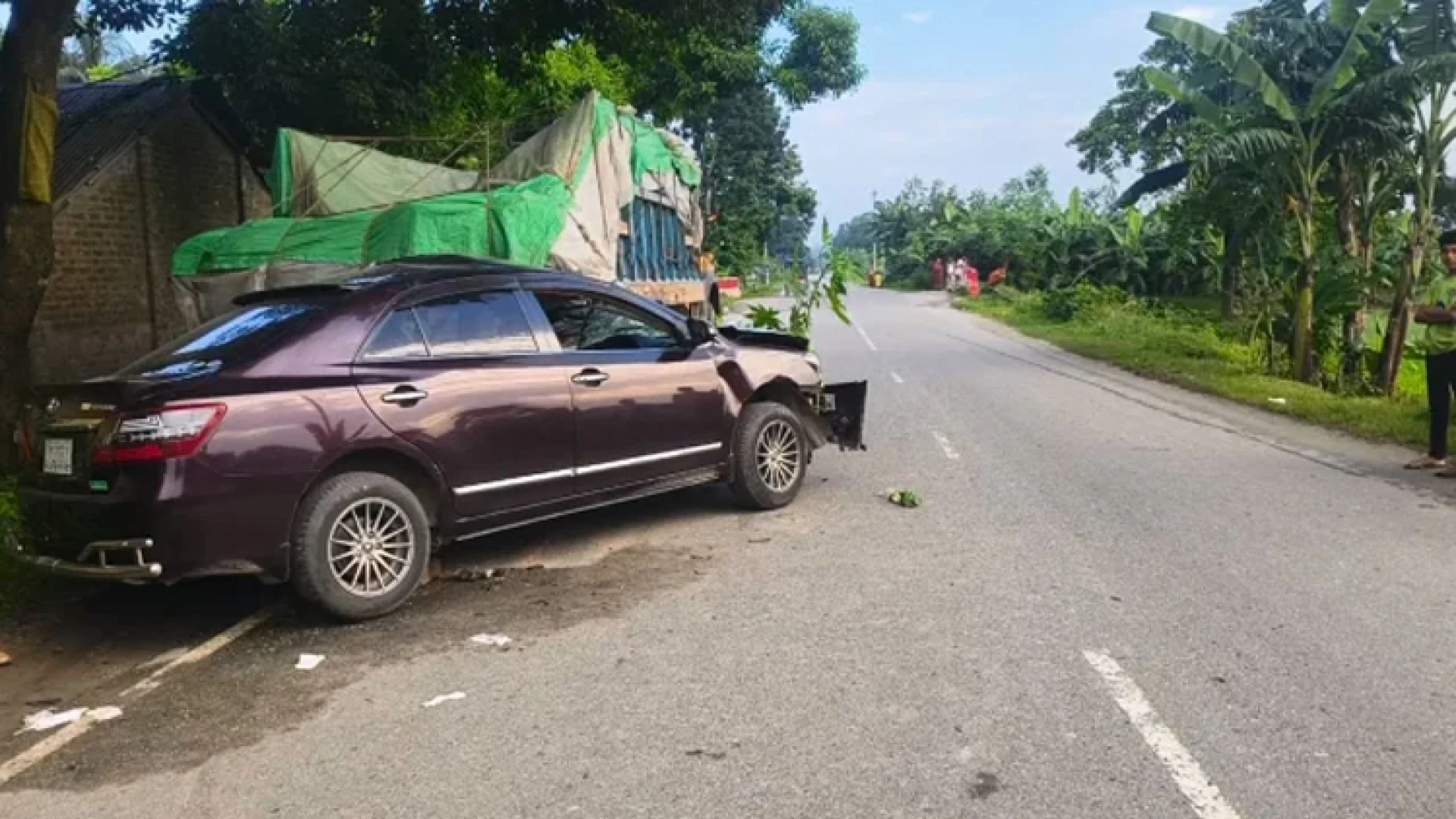 রডবোঝাই ট্রাকে প্রাইভেটকারের ধাক্কা, সহকারী জজ নিহত