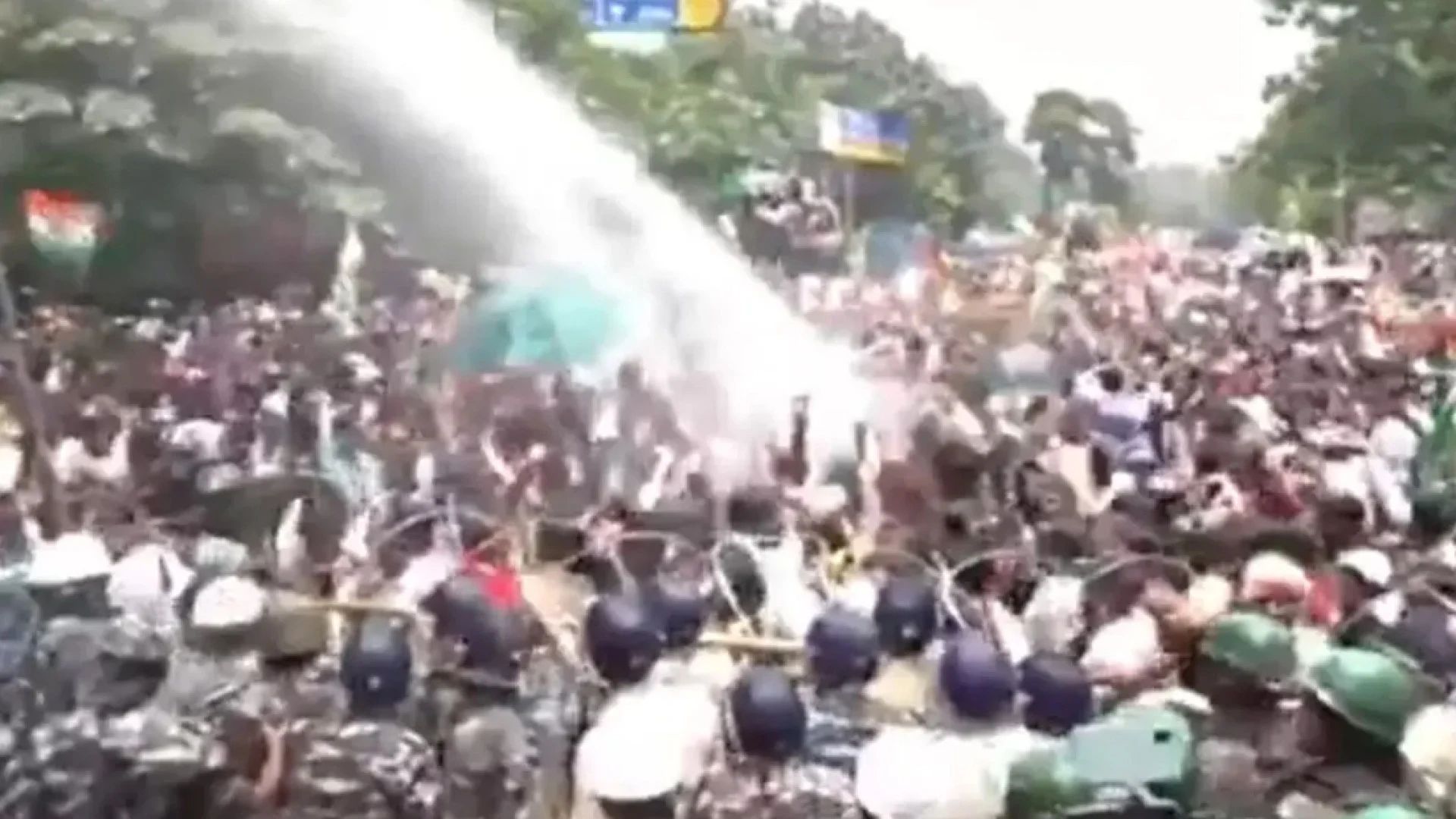 প্রশ্নফাঁস ও নিয়োগে অনিয়মের অভিযোগ, ঝাড়খণ্ডে শিক্ষার্থীদের বিক্ষোভে পুলিশের লাঠিচার্জ
