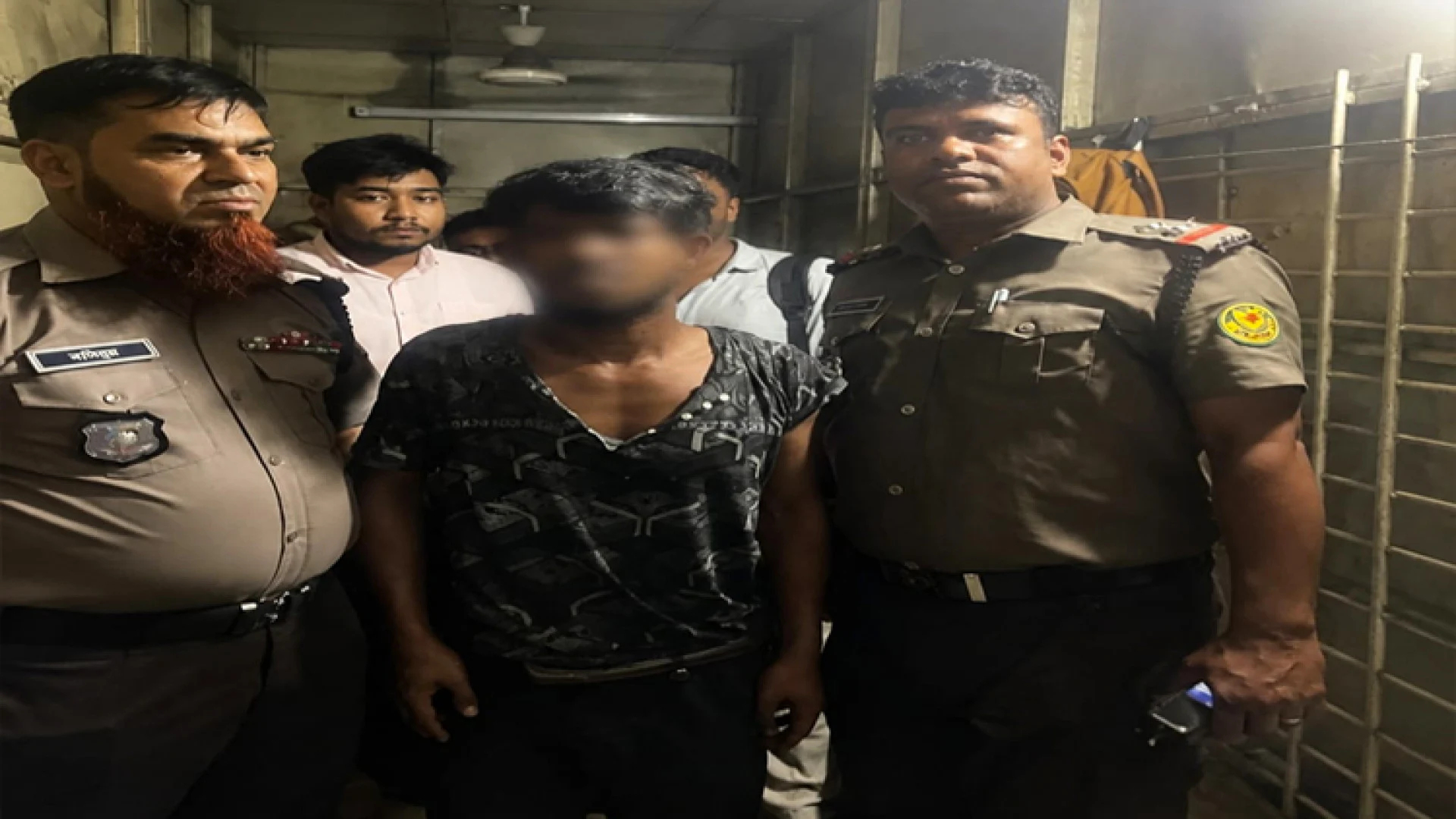 মতিঝিলে ছিনতাইকারীকে হাতেনাতে আটক করলেন ট্রাফিক সার্জেন্ট