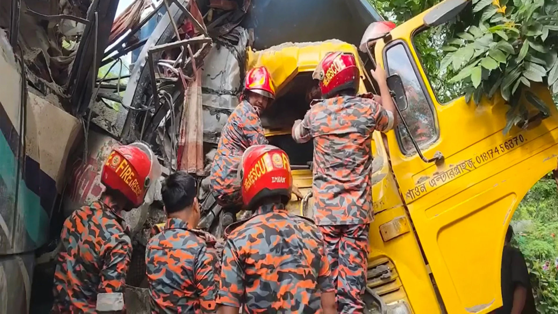 চাঁদপুরে বাস-ট্রাকের মুখোমুখি সংঘর্ষে নিহত ৩