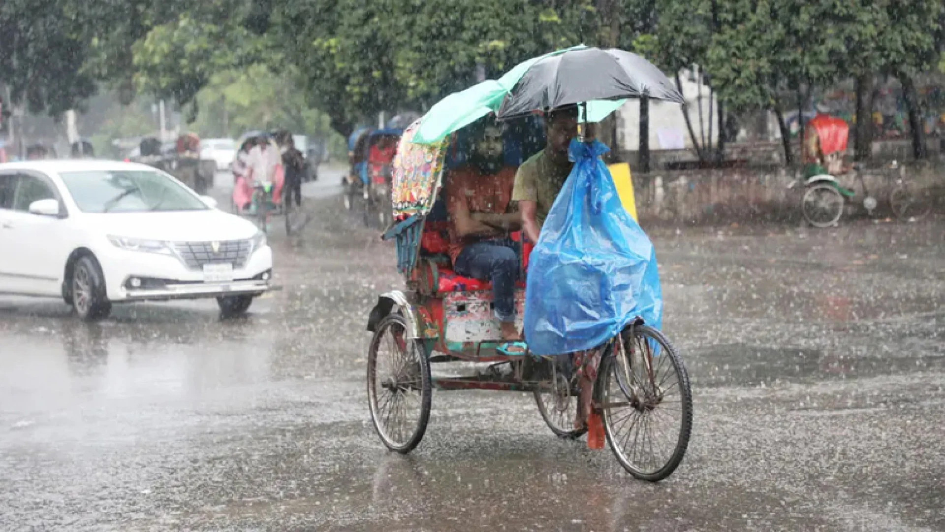 দুপুরের আগেই ঢাকায় বৃষ্টির আভাস, তাপমাত্রা নিয়ে নতুন পূর্বাভাস